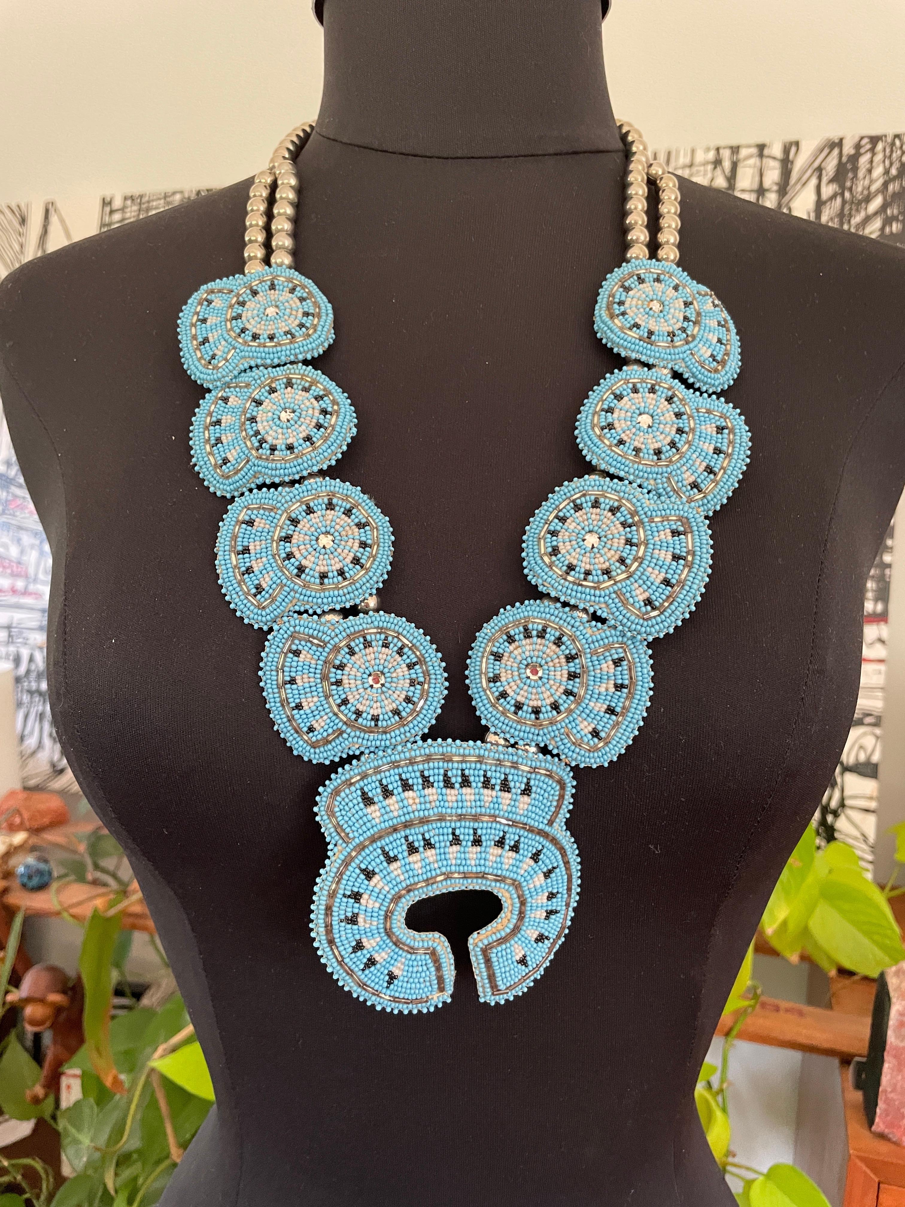 Collier Navajo en forme de fleur de requin en cuir et argent sterling avec perles et turquoises  en vente 2