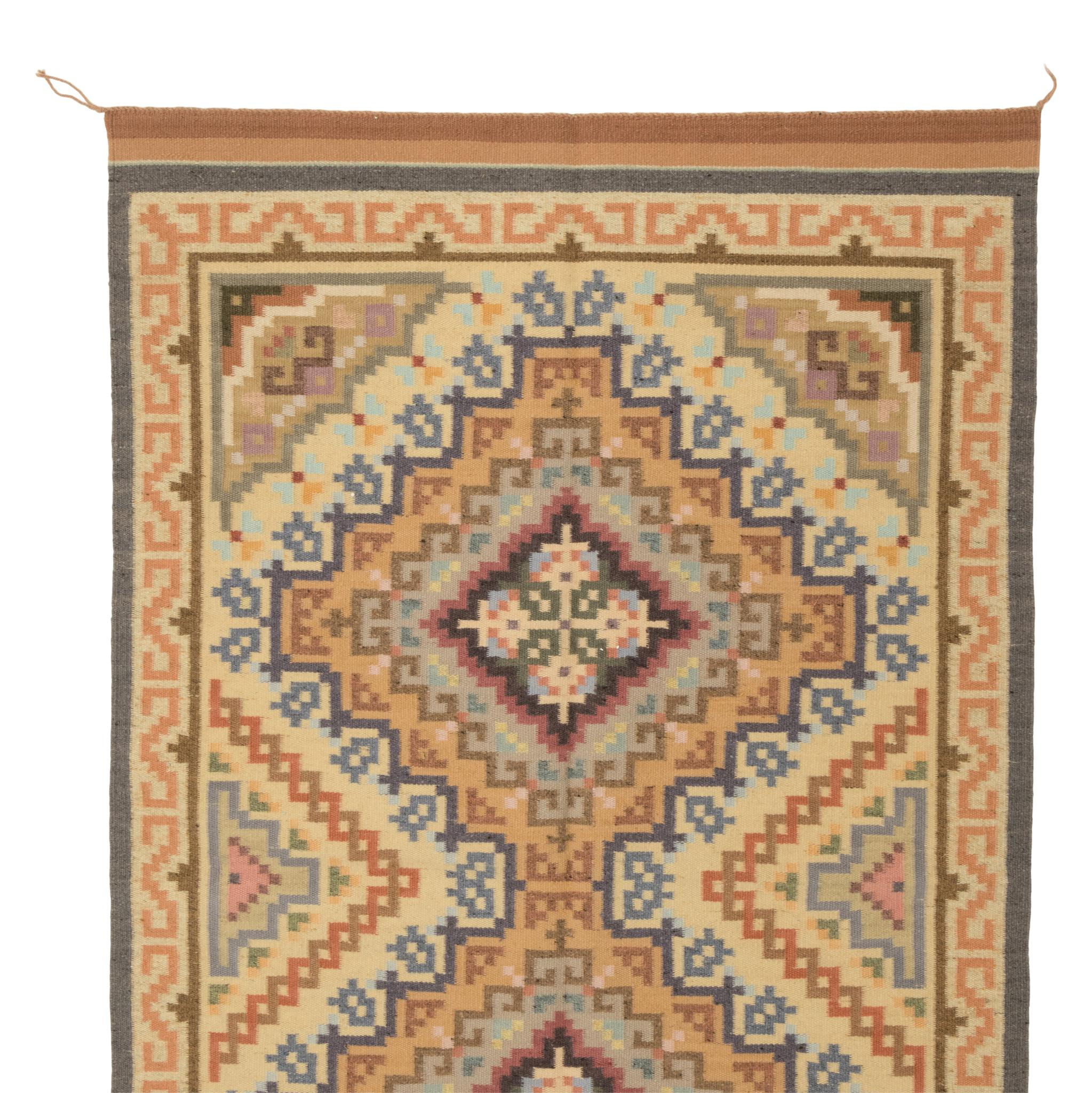 Tejido Navajo Burntwater de Linda Nelson. Linda es una tejedora cincuentona de Arizona. Es una de las mejores tejedoras de Aguas Quemadas. Tiñe todo su hilo y es famosa por mezclar armoniosamente muchos colores (a menudo hasta 30). Calidad de tapiz,