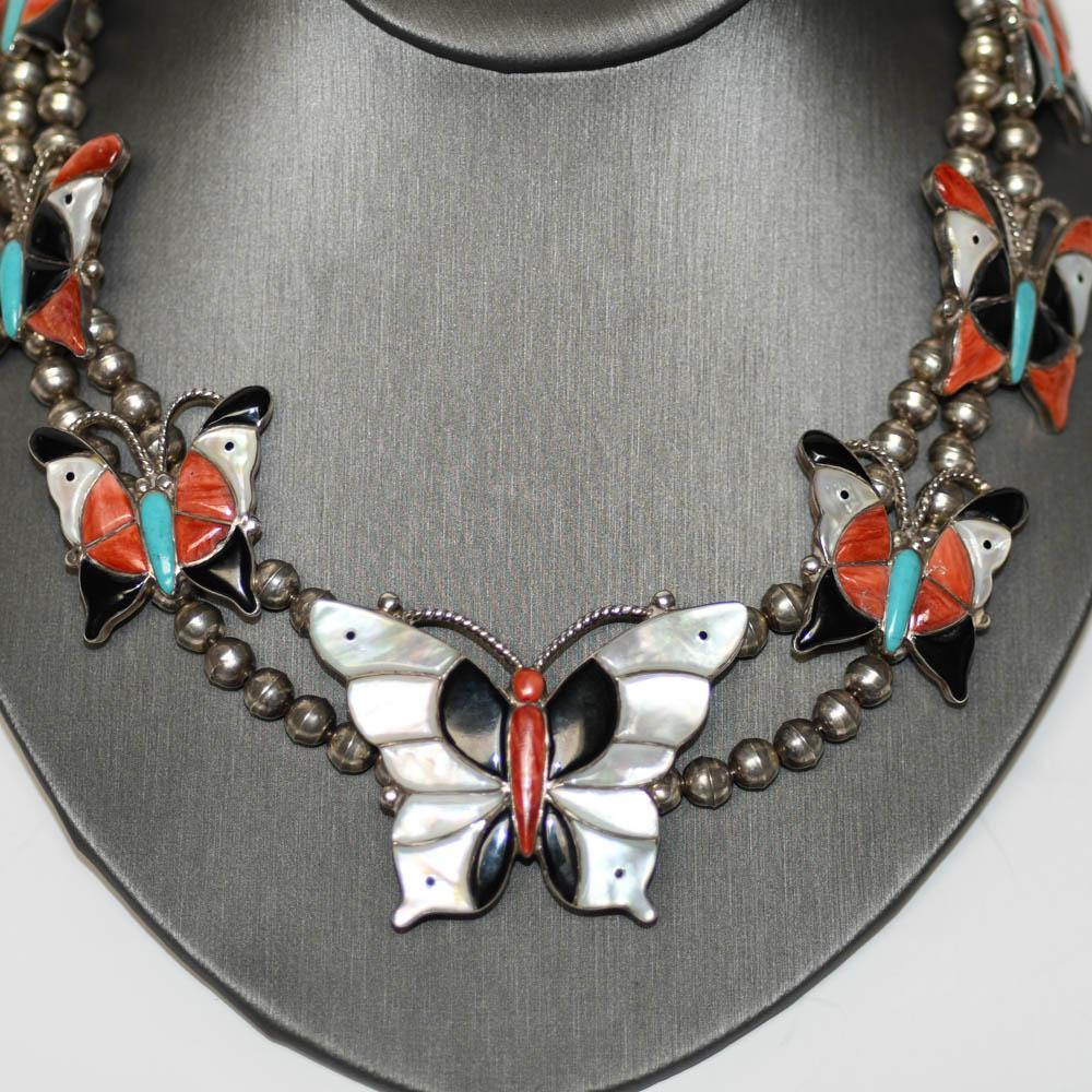 Collana a farfalla in argento sterling e pietre multiple Navajo.
Timbrato in sterline e pesa 102,8 grammi.
La collana misura 12 pollici di lunghezza.
La lunghezza totale delle perline d'argento è di 20 pollici.
Le farfalle d'argento sono intarsiate