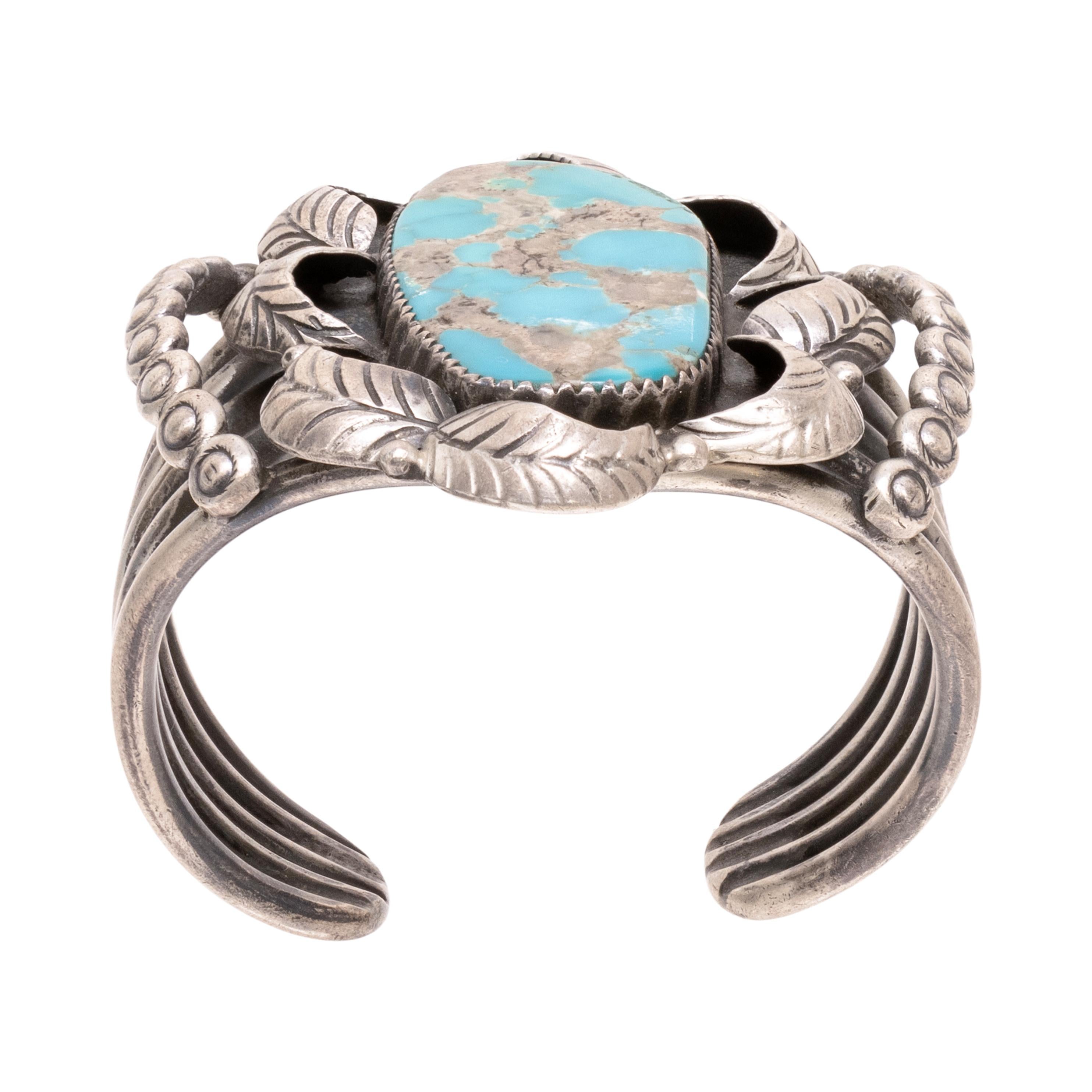 Eccezionale bracciale Navajo con pietra singola circondato da splendide foglie e perline in argento con design a scatola d'ombra. Il turchese proviene dalla miniera di Cerrillos nel Nuovo Messico. Vecchio pedone. Dal negozio indiano di Clovis, nel