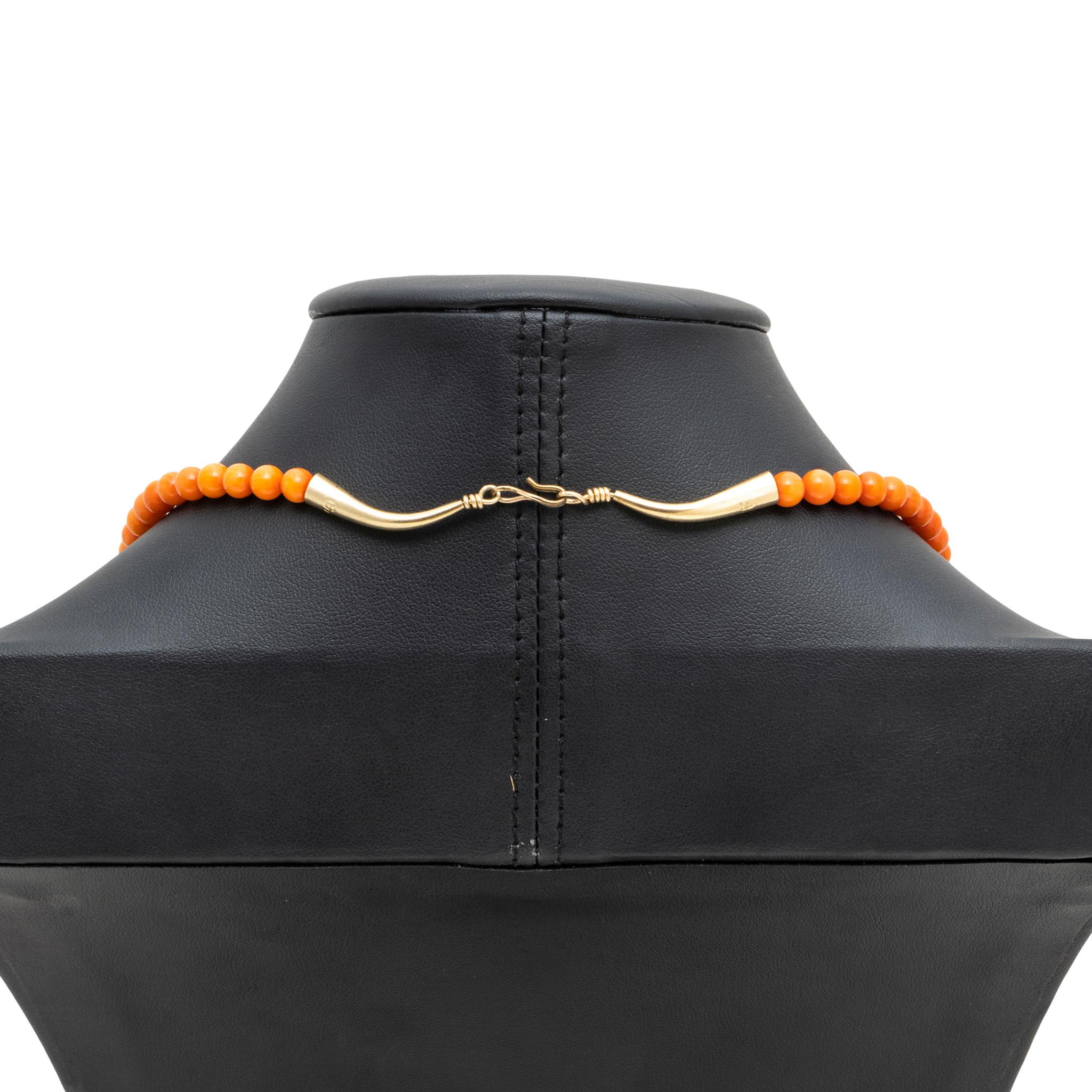 Navajo-Indianer-Halskette aus Korallenperlen mit 14kt vergoldeter Verlängerung und traditionellem Hakenverschluss. Korallenperlen sind rund und haben eine sanfte orange Farbe auf einem einzelnen Perlenstrang. Elegantes, aber einfaches Halsband, das