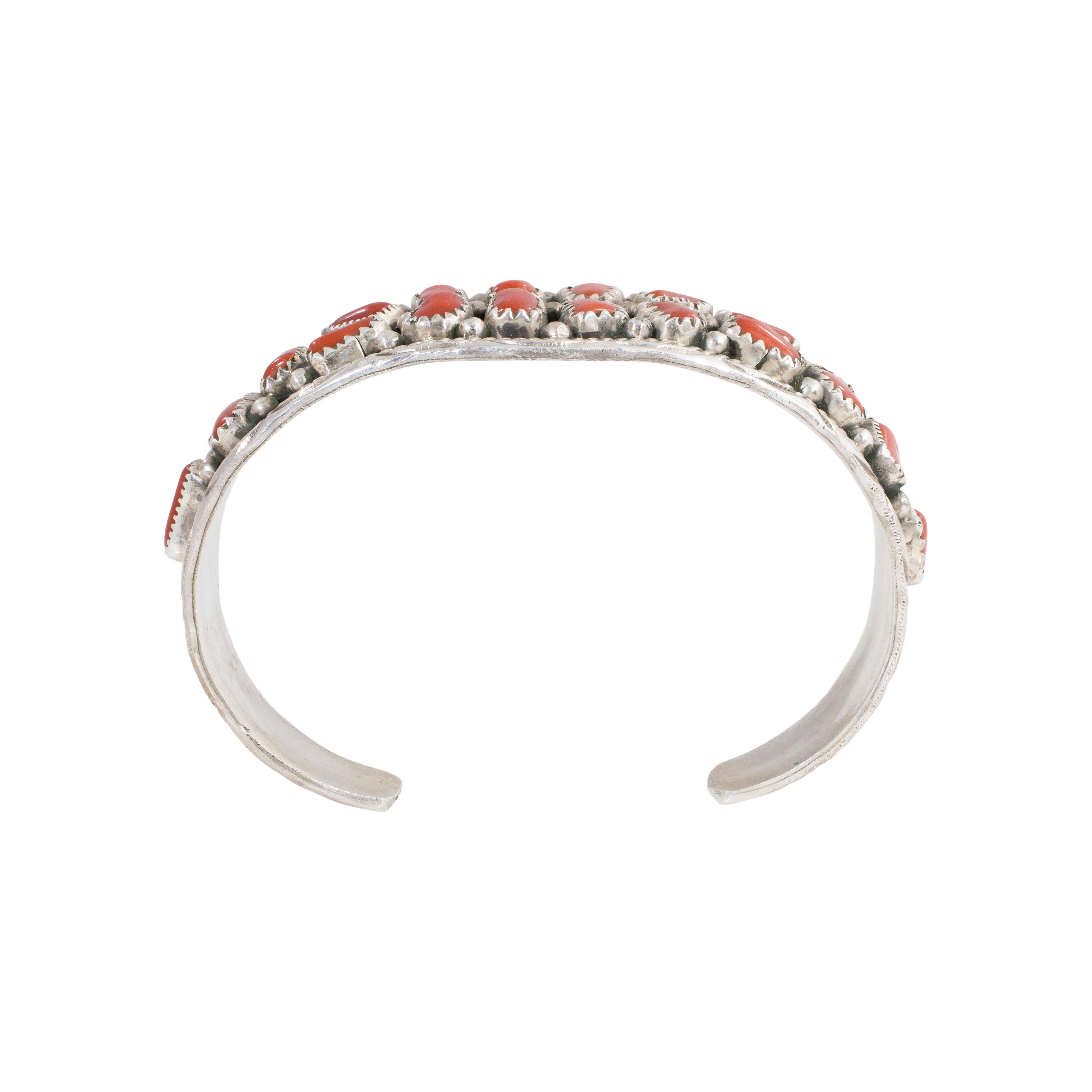 Bracelet Navajo en sterling et corail de forme libre par Annita White Goat. Ce bracelet présente des morceaux de corail naturel sur le dessus, dans un style libre. Estampillé sterling et poinçonné 