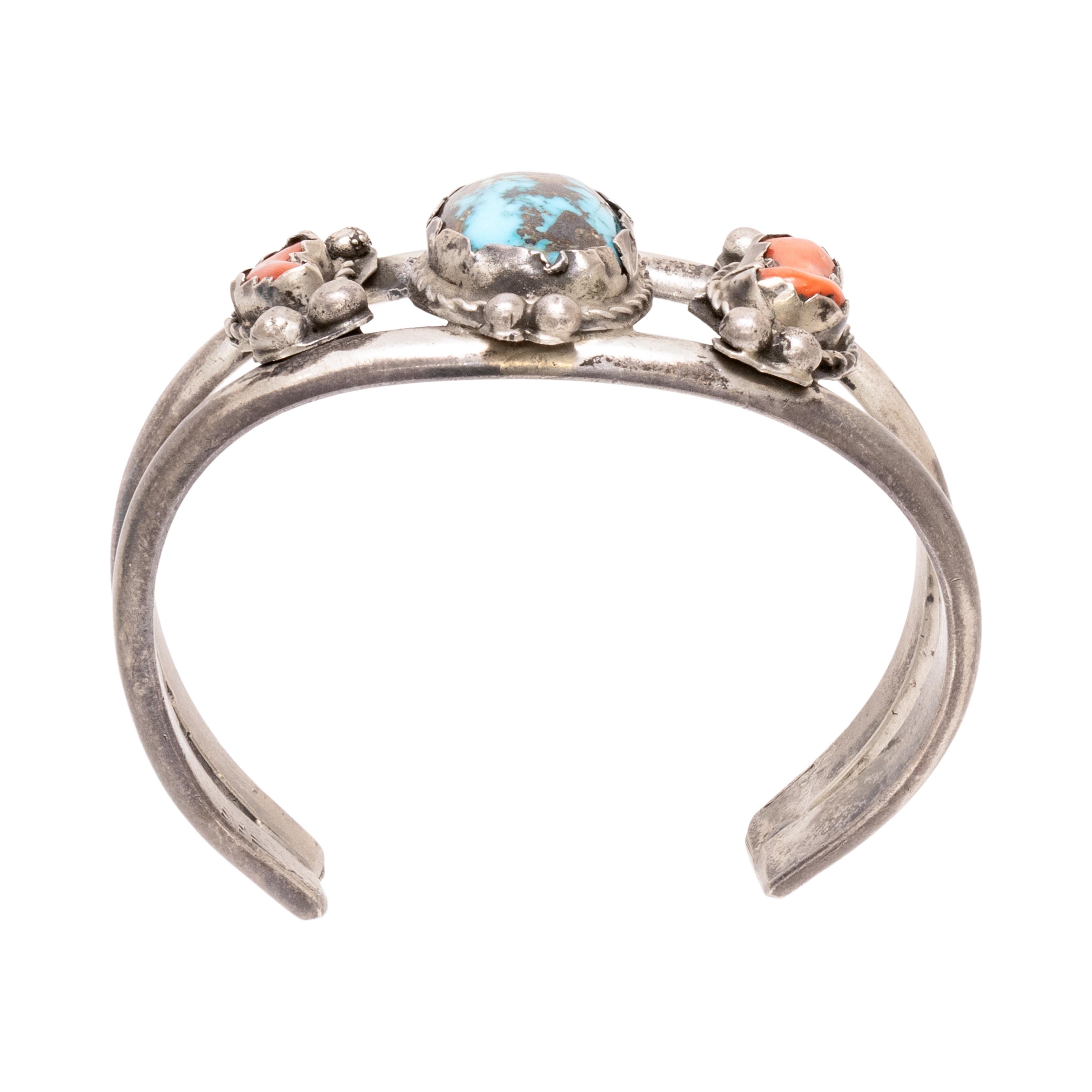 Bracciale Navajo Red Mountain in turchese e corallo in argento con bordo in corda ritorta. Branchi di corallo naturale che incorniciano una splendida pietra turchese di colore blu brillante con matrice marrone. Vecchio pedone. Patina pesante che può
