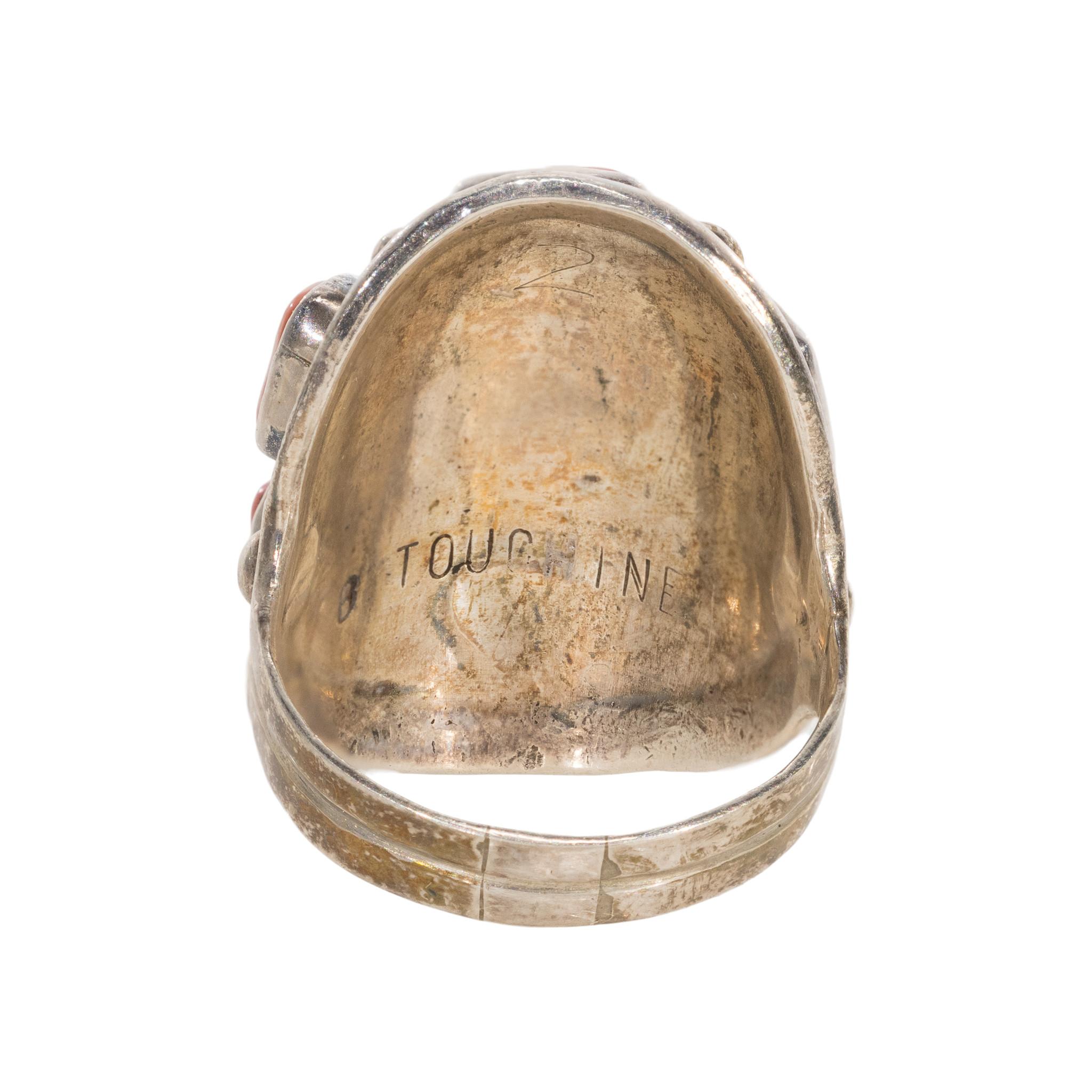 Anello Navajo in sterlina e corallo con sette pietre di corallo rosso scuro intervallate da perline in sterlina con un design a scatola chiusa. Marchio del fabbricante 