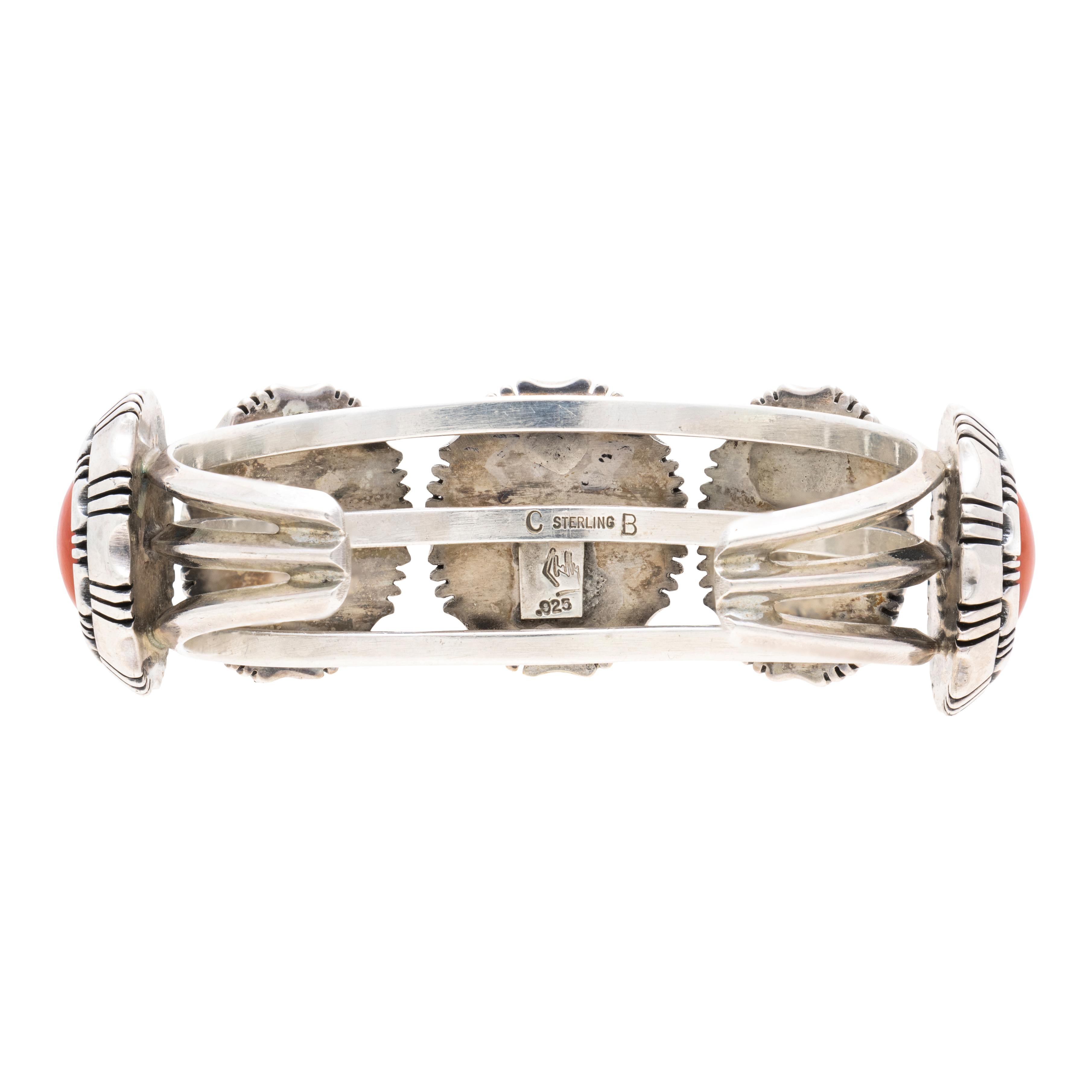Bracciale Navajo in argento e corallo. Cinque profonde pietre di corallo di qualità A sollevate sopra scatole d'argento sterling con semplici bordi in hash mark e corda. Timbro in argento 925 con simboli del produttore e marchio 