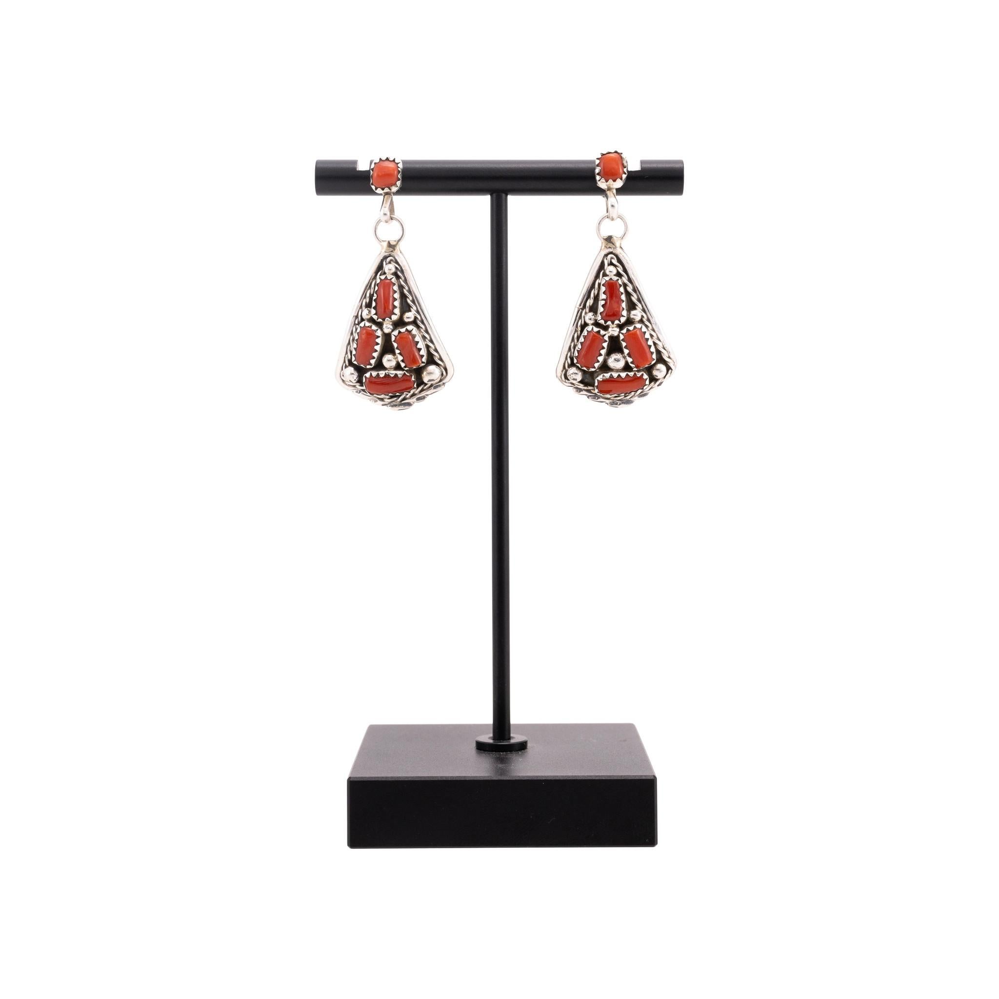 Navajo Korallen-Baumel-Ohrringe (Indigene Kunst (Nord-/Südamerika)) im Angebot