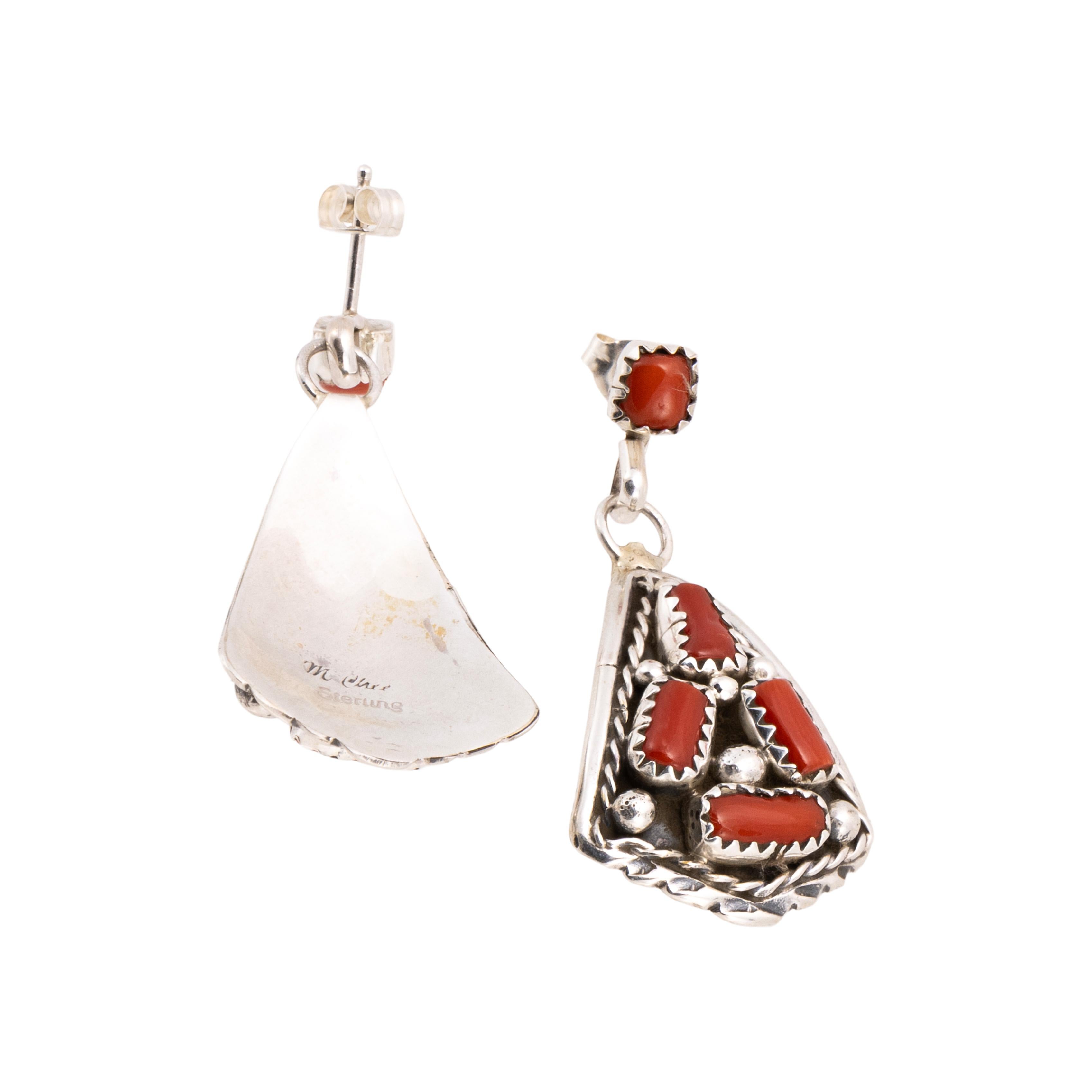 Navajo Korallen-Baumel-Ohrringe (Gemischter Schliff) im Angebot