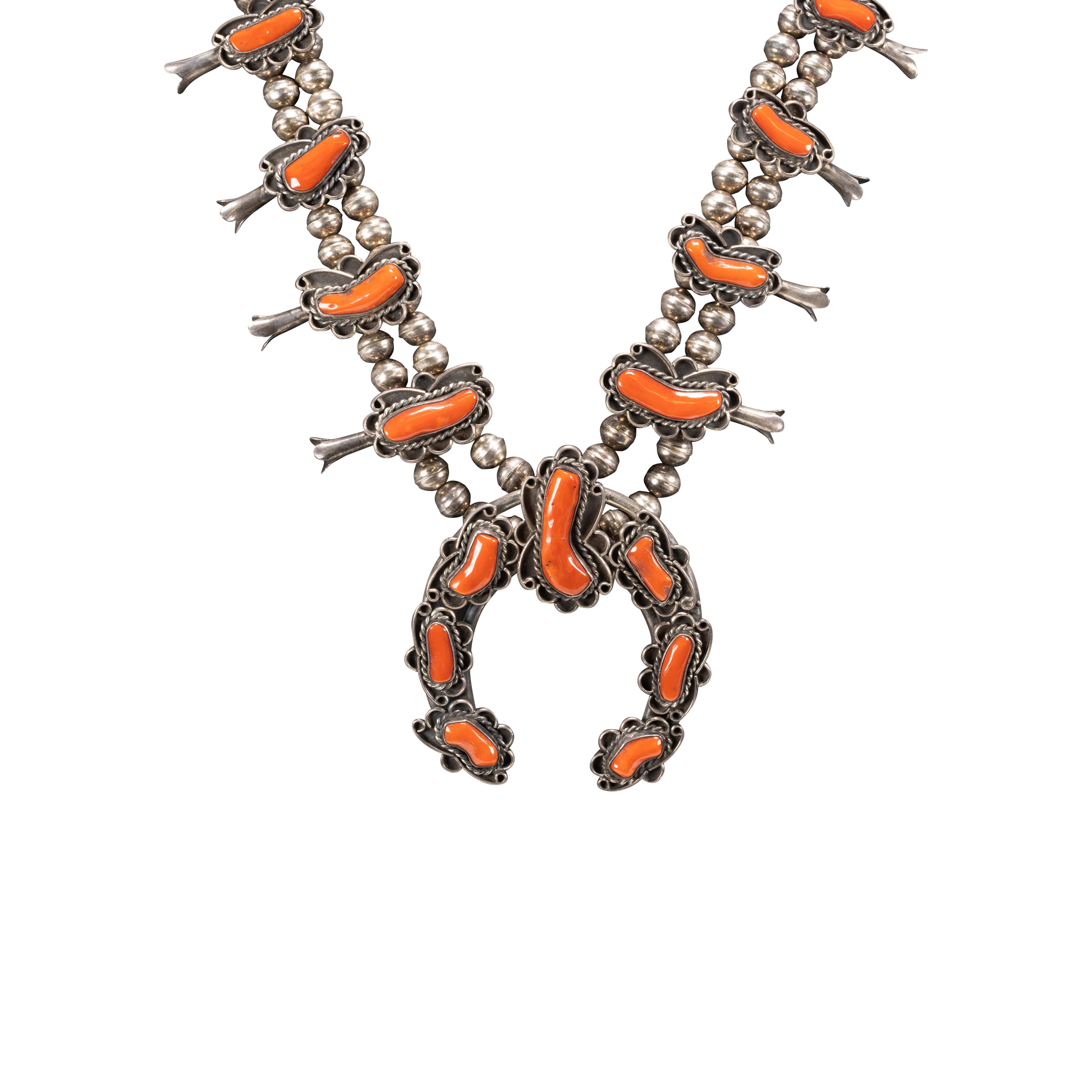 Navajo-Korallen-Kürbisblüten-Halskette und -Ohrringe (Indigene Kunst (Nord-/Südamerika)) im Angebot