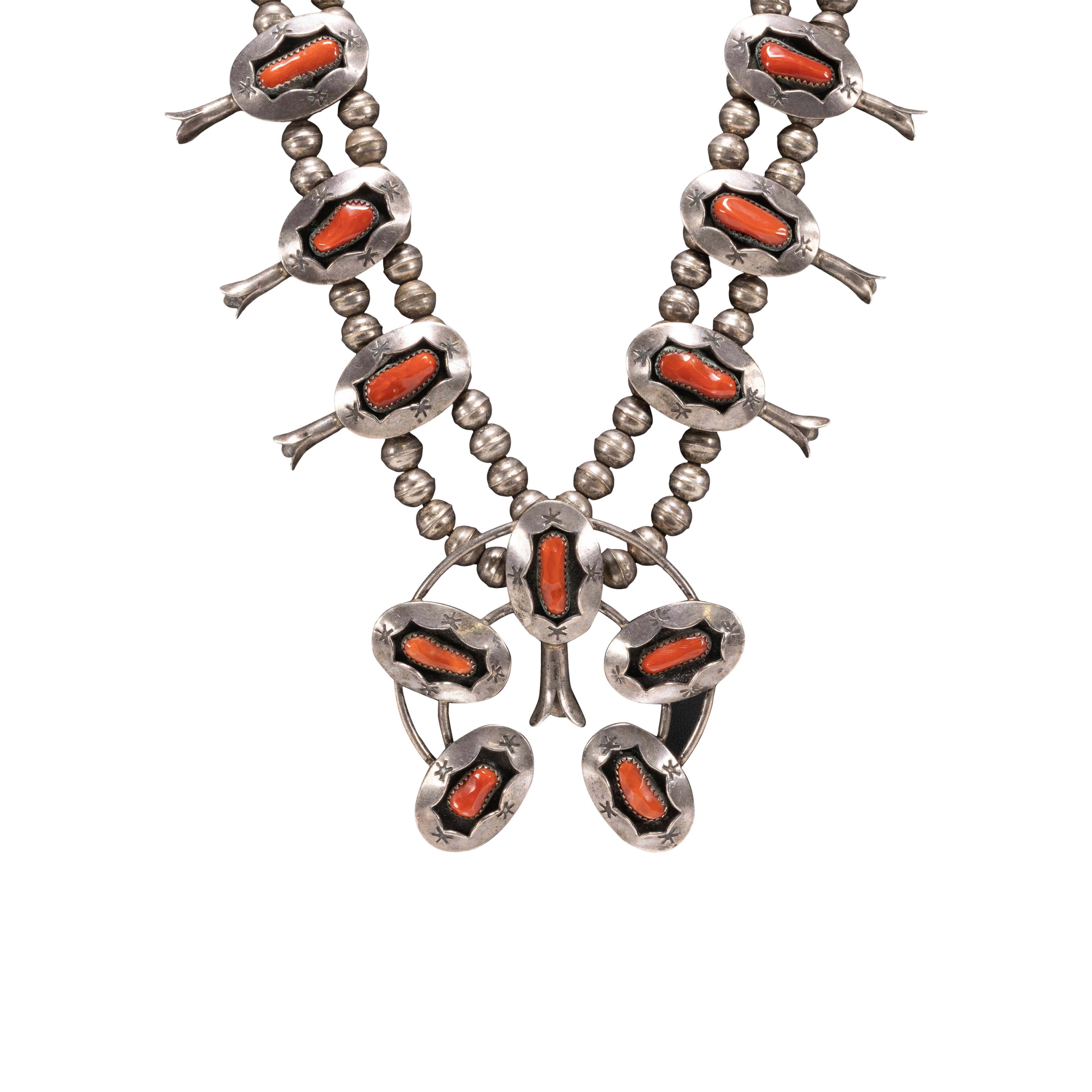 Navajo Korallenquash-Blumen-Halskette (Indigene Kunst (Nord-/Südamerika)) im Angebot