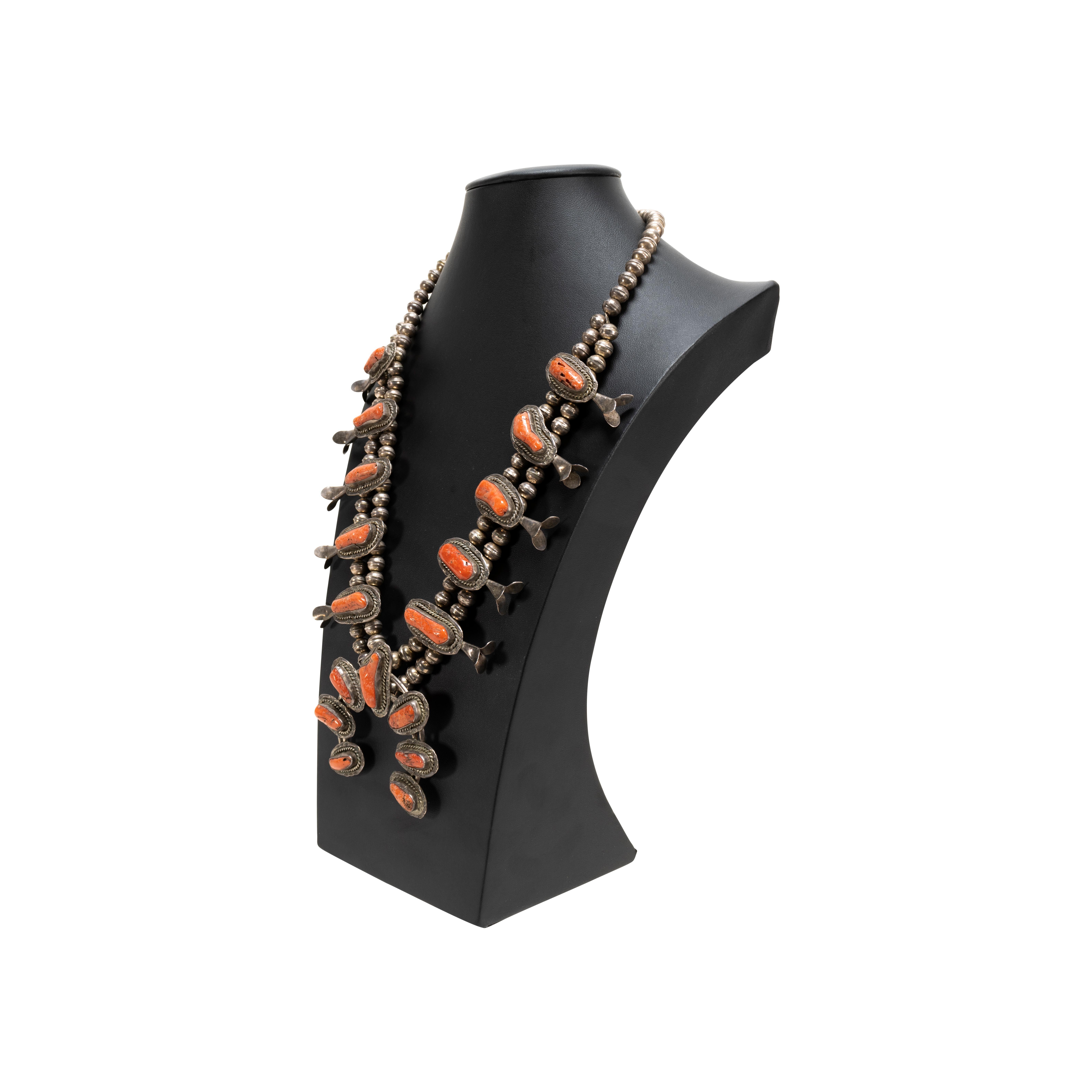 Navajo Koralle Squash Blossom Halskette im Zustand „Hervorragend“ im Angebot in Coeur d Alene, ID