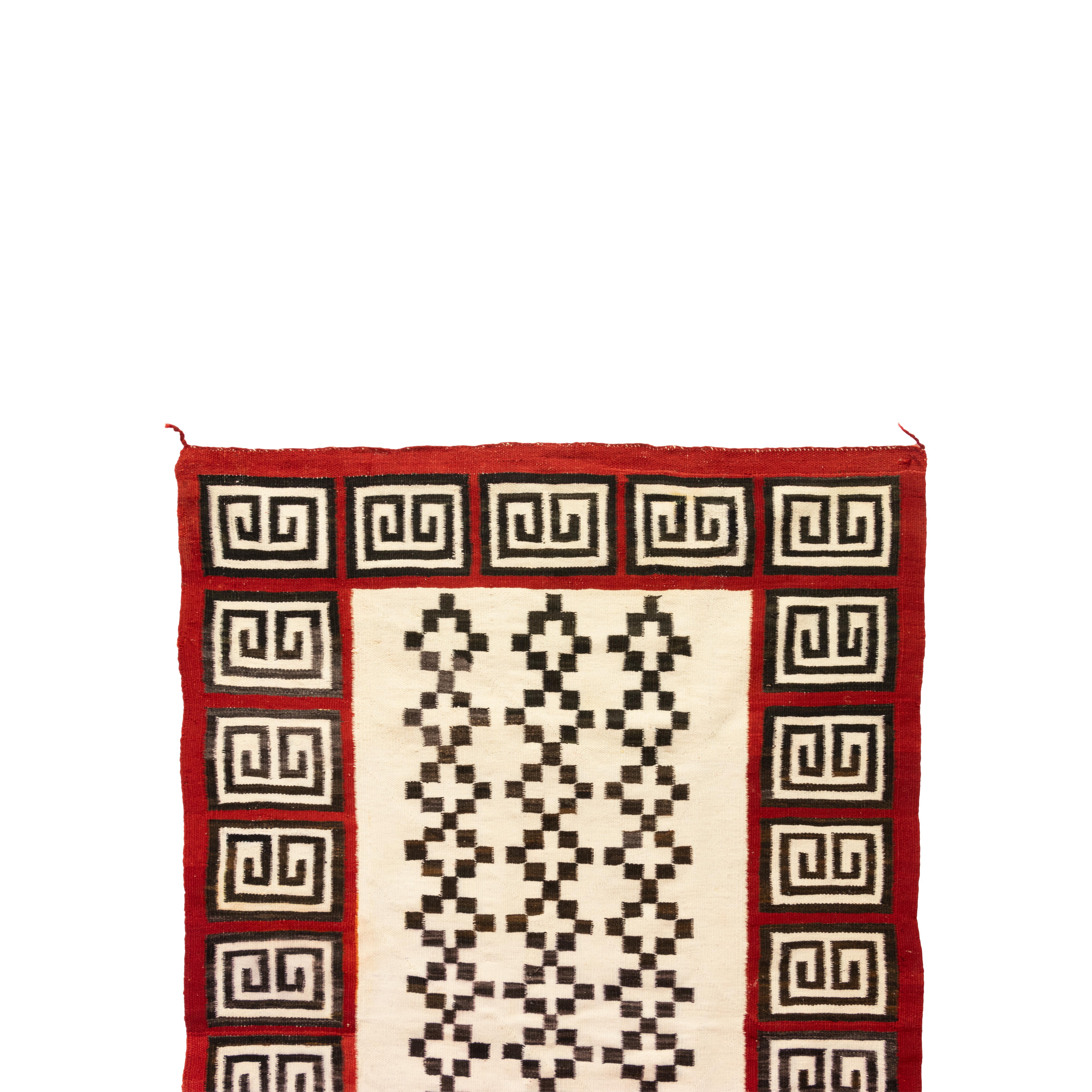 Cristal Navajo avec un centre blanc présentant des motifs de croix multiples, rouge Ganada brillant avec des variations. 37