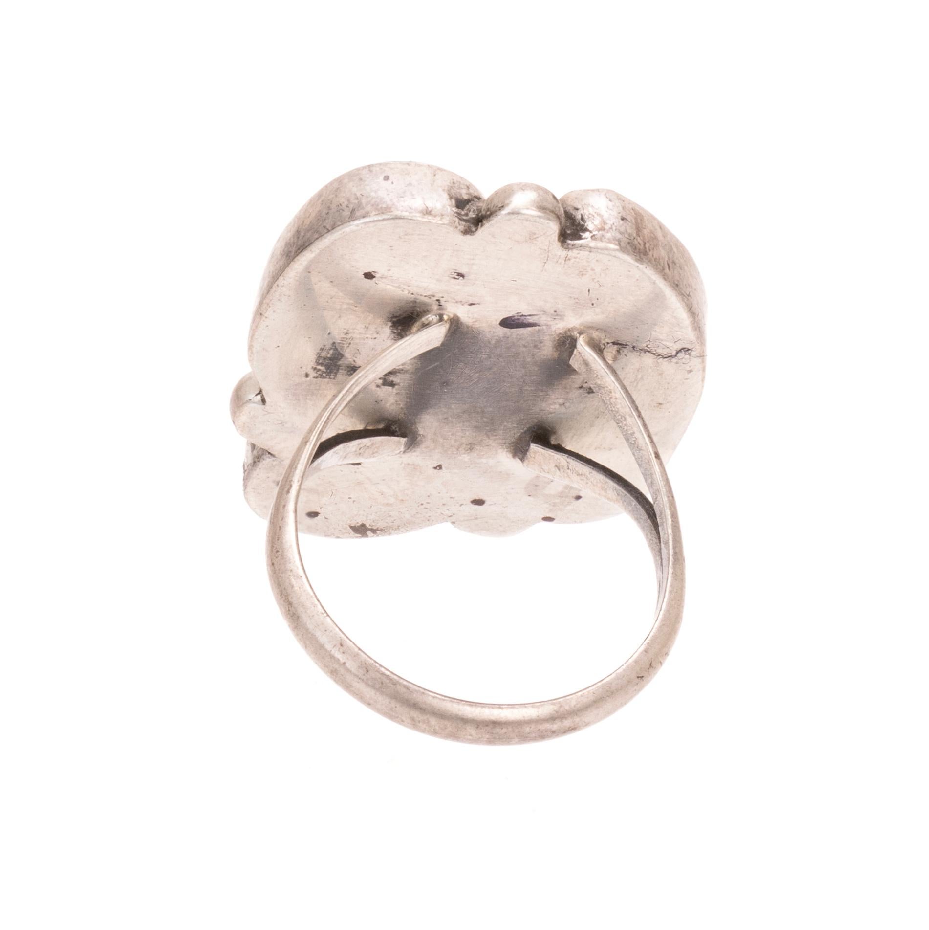 Bracciale e anello Navajo. Incastonatura a tre pietre su entrambi, con madreperla, ramo di corallo e una splendida pietra di turchese Kingman azzurro. L'incastonatura è impreziosita da perline in sterling sul bracciale a doppia fascia, con lo stesso