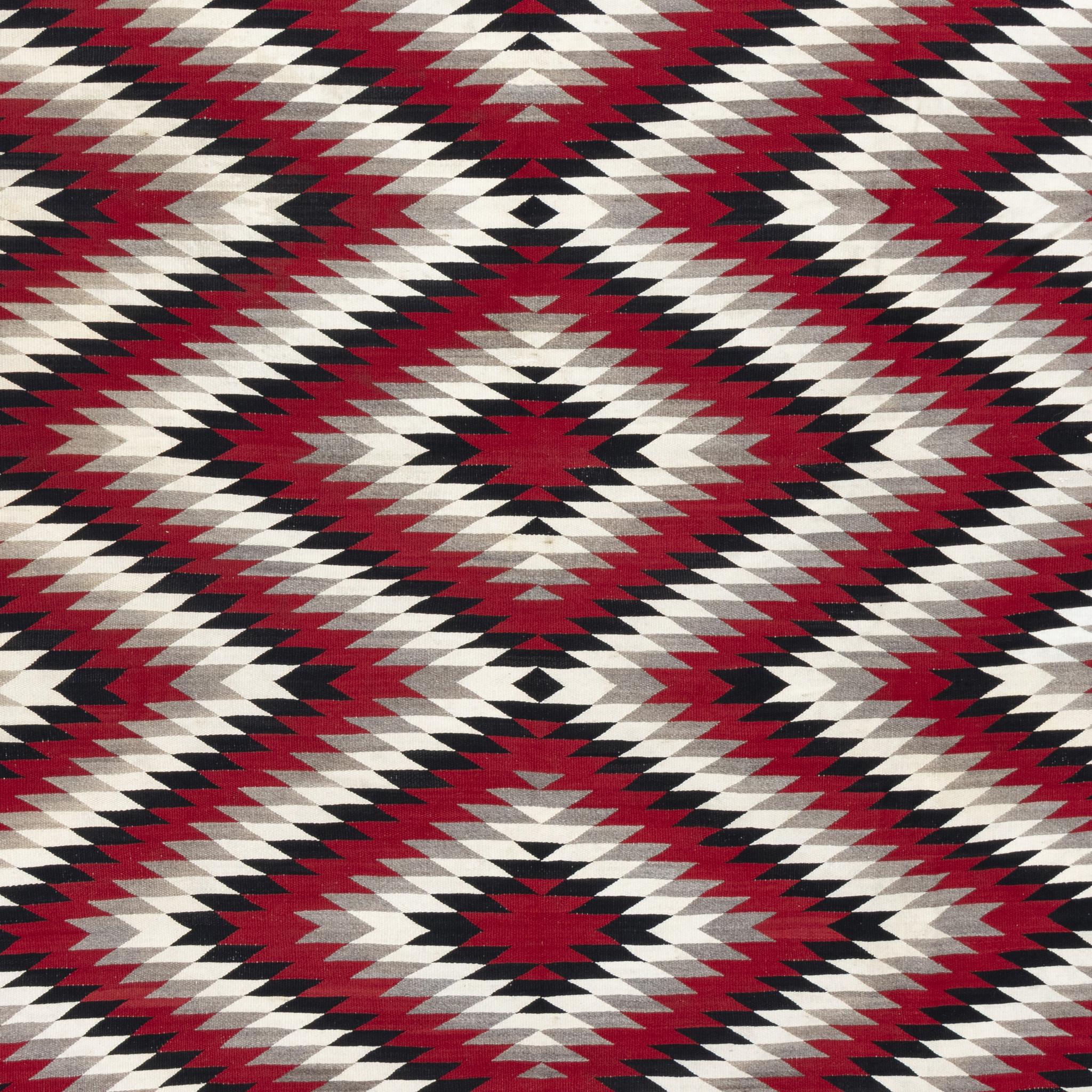 Grand tissage de zone Navajo dazzler. Cette pièce étonnante présente des couleurs vives et contrastées de blanc, de gris, de rouge et de noir dans des motifs géométriques en cristal. Idéal pour un tapis de sol ou une grande pièce murale. Début du