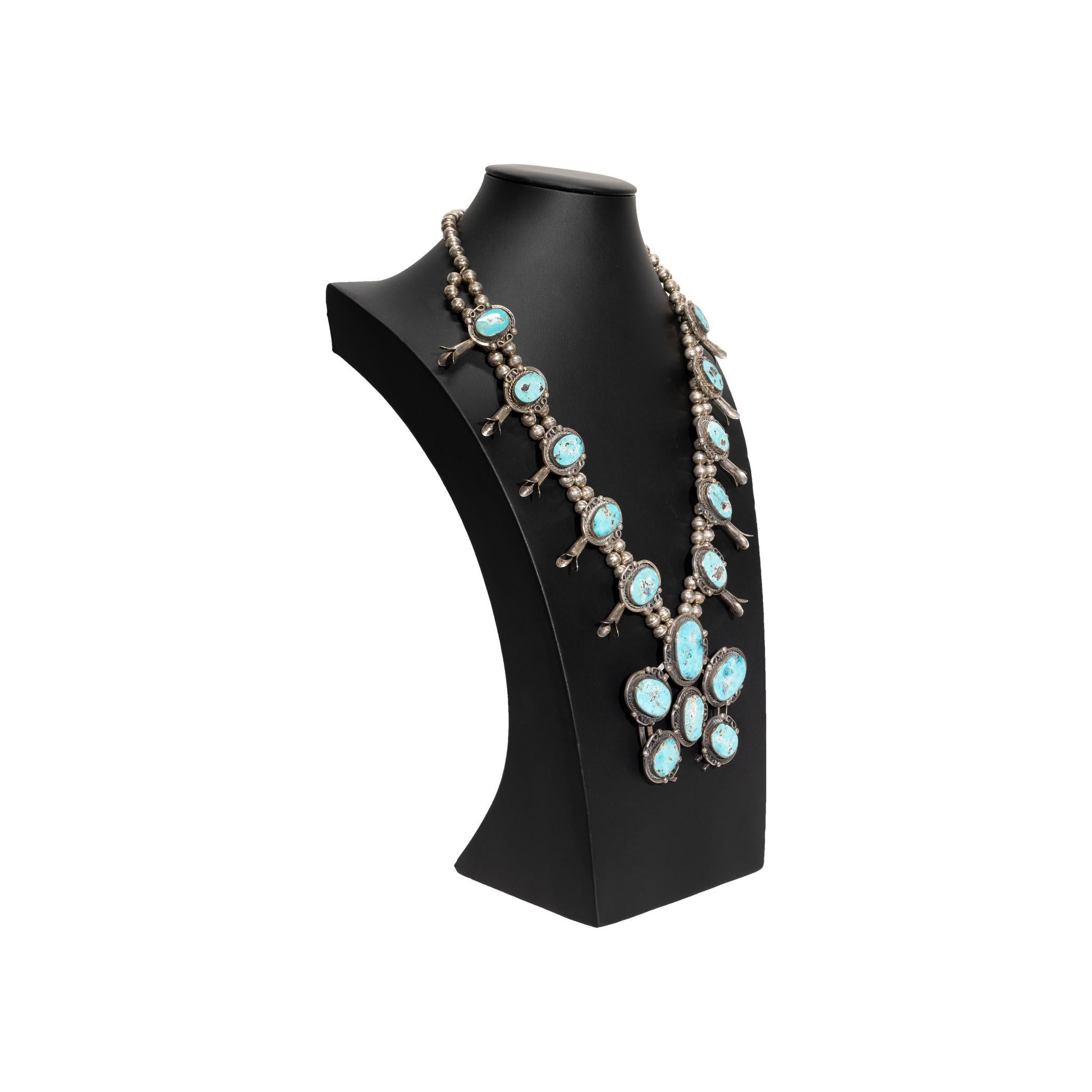 Turquesa azul de Pascua navajo y flor de calabaza de plata de ley Talla antigua en venta