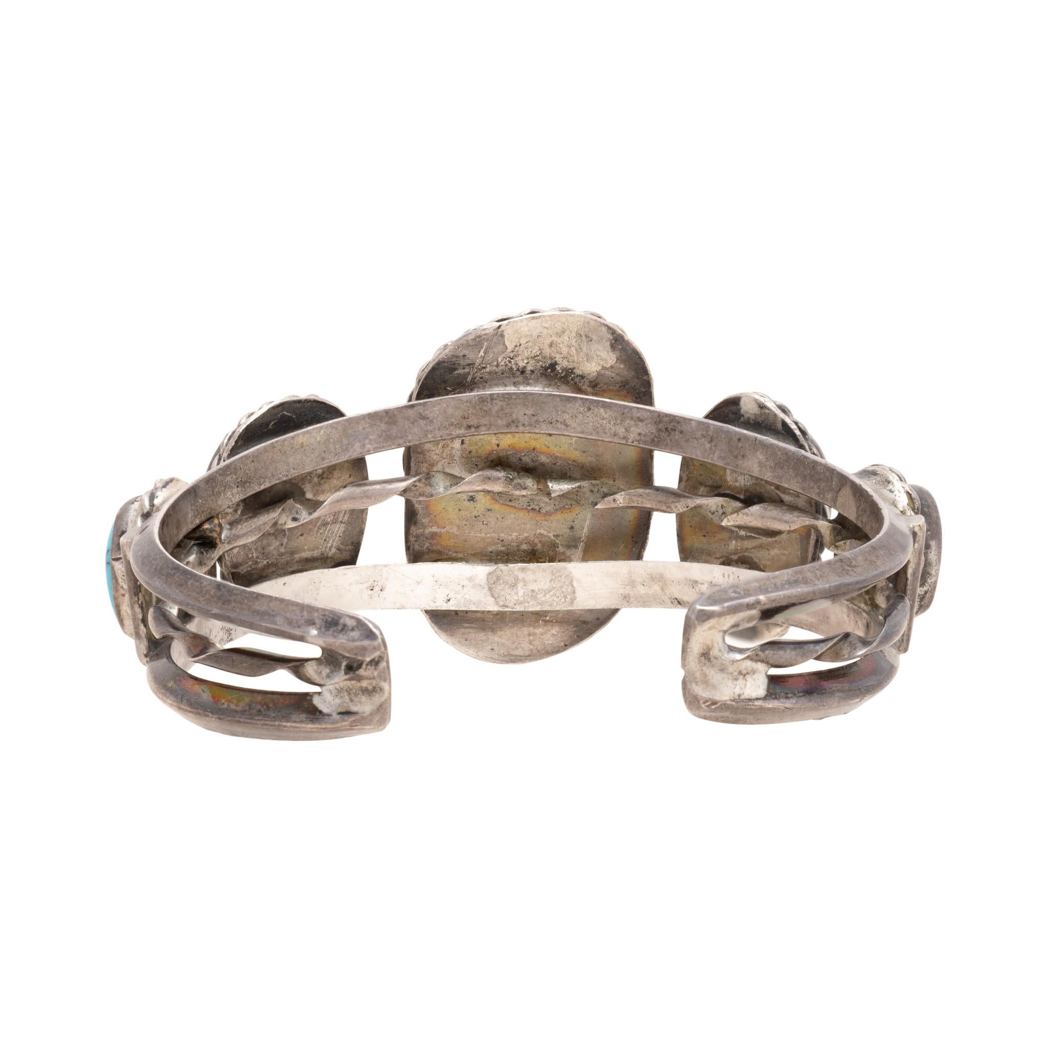 Bracelet manchette à cinq pierres en argent sterling et turquoise de Navajo. Superbes pierres de turquoise Morenci de couleur bleu vif et matrice argentée, en serti clos lisse avec bordure de corde torsadée. Manchette à trois bandes, les bandes