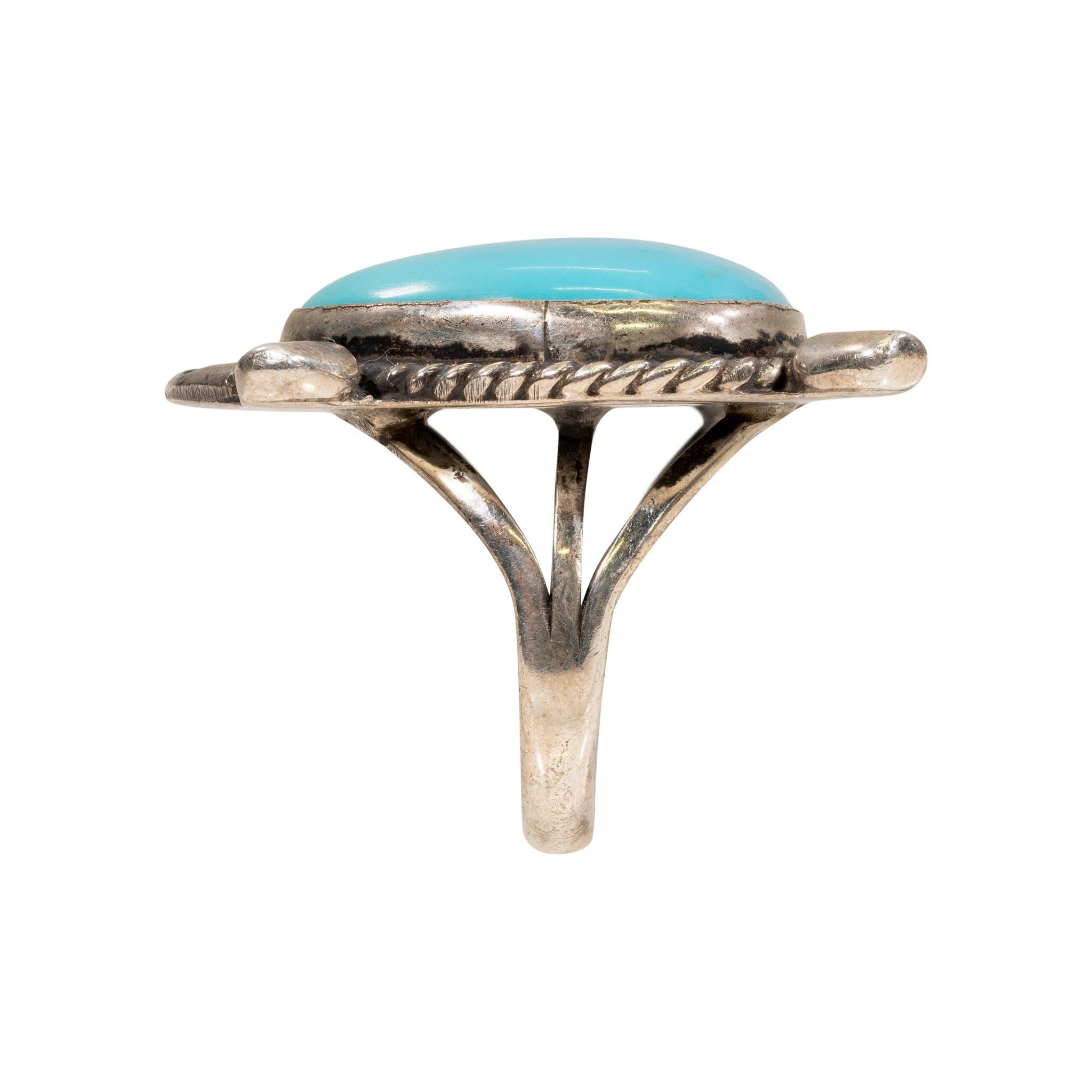 Bague Navajo avec une turquoise de la mine Fox - White Horse en argent sterling entourée d'une bordure en corde. Belle pierre avec petite tache de veine rappelant qu'il s'agit d'une pierre turquoise naturelle. 

PÉRIODE : Après 1950
ORIGINE :