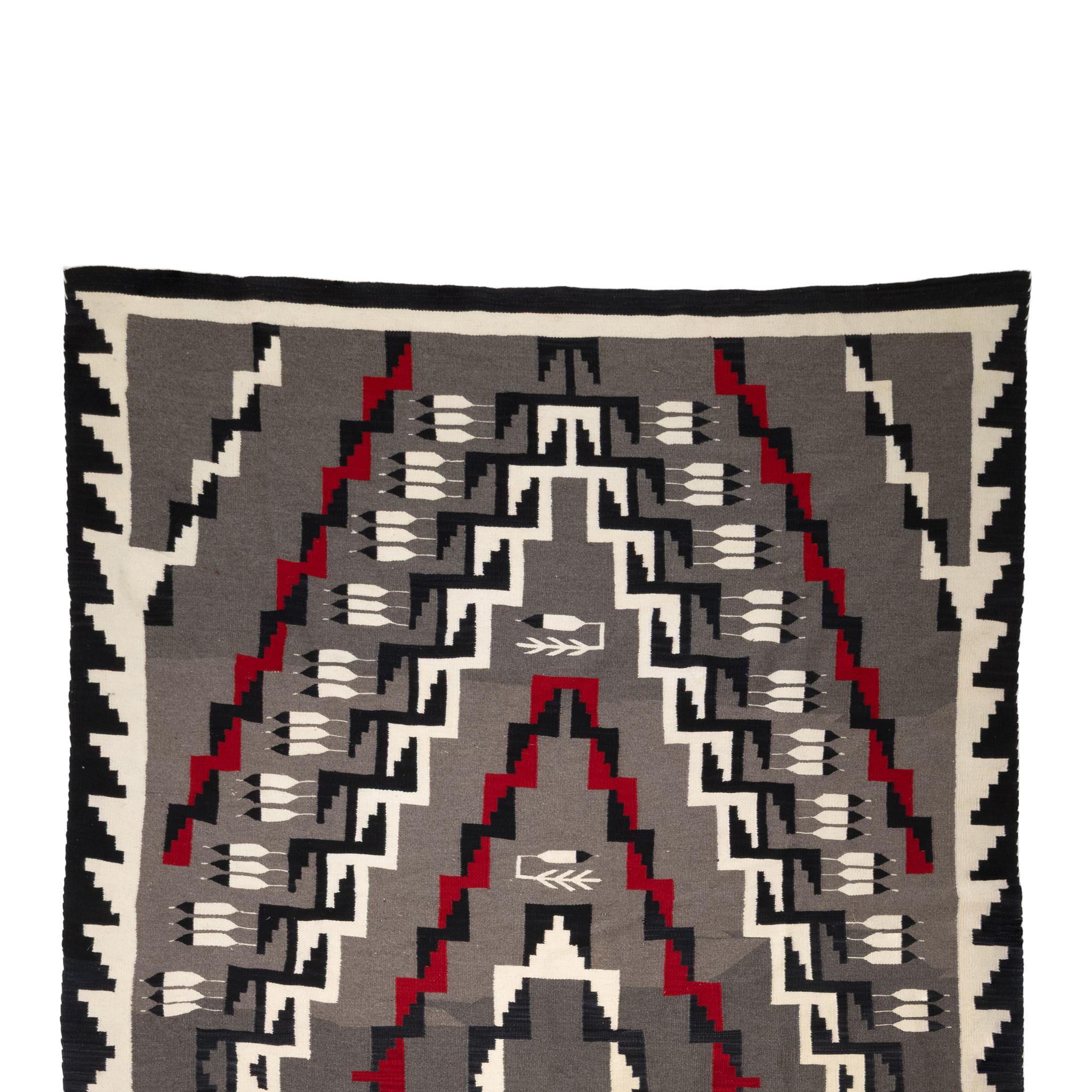 Navajo Ganado Gebiet Weberei. Dunkelrote, dunkelgraue, braune, natürliche und schwarze Farben mit Federmuster und kompliziertem Kristalldesign. Ausgezeichneter Zustand, atemberaubende Farben und Bilder. Würde sich gut in einem modernen südwestlichen