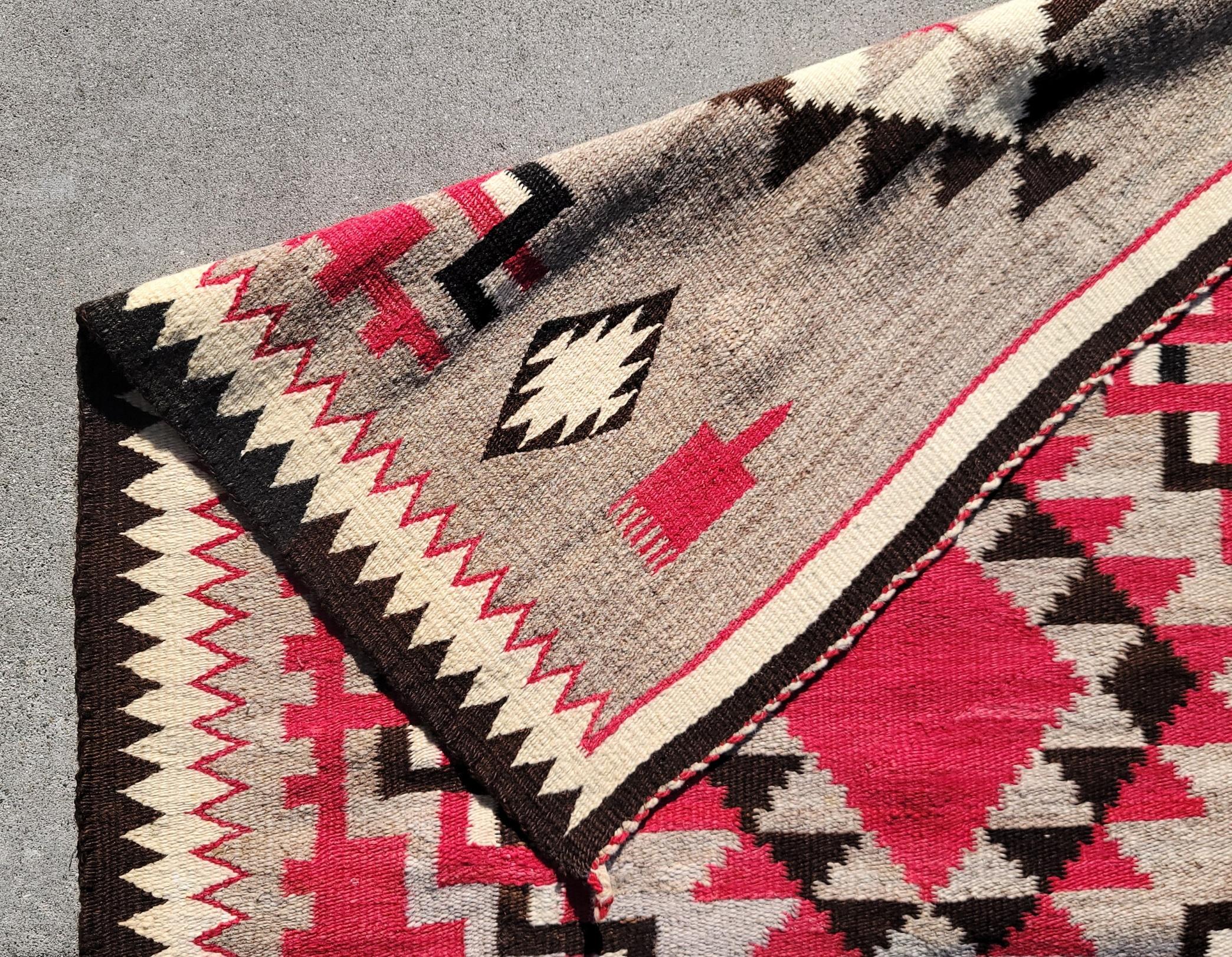 Diese feine geometrische Navajo Ganado  Indische Weberei ist in gutem Zustand und wurde professionell gereinigt.große Fläche Teppich oder für die Wand.erstaunlichen Zustand.