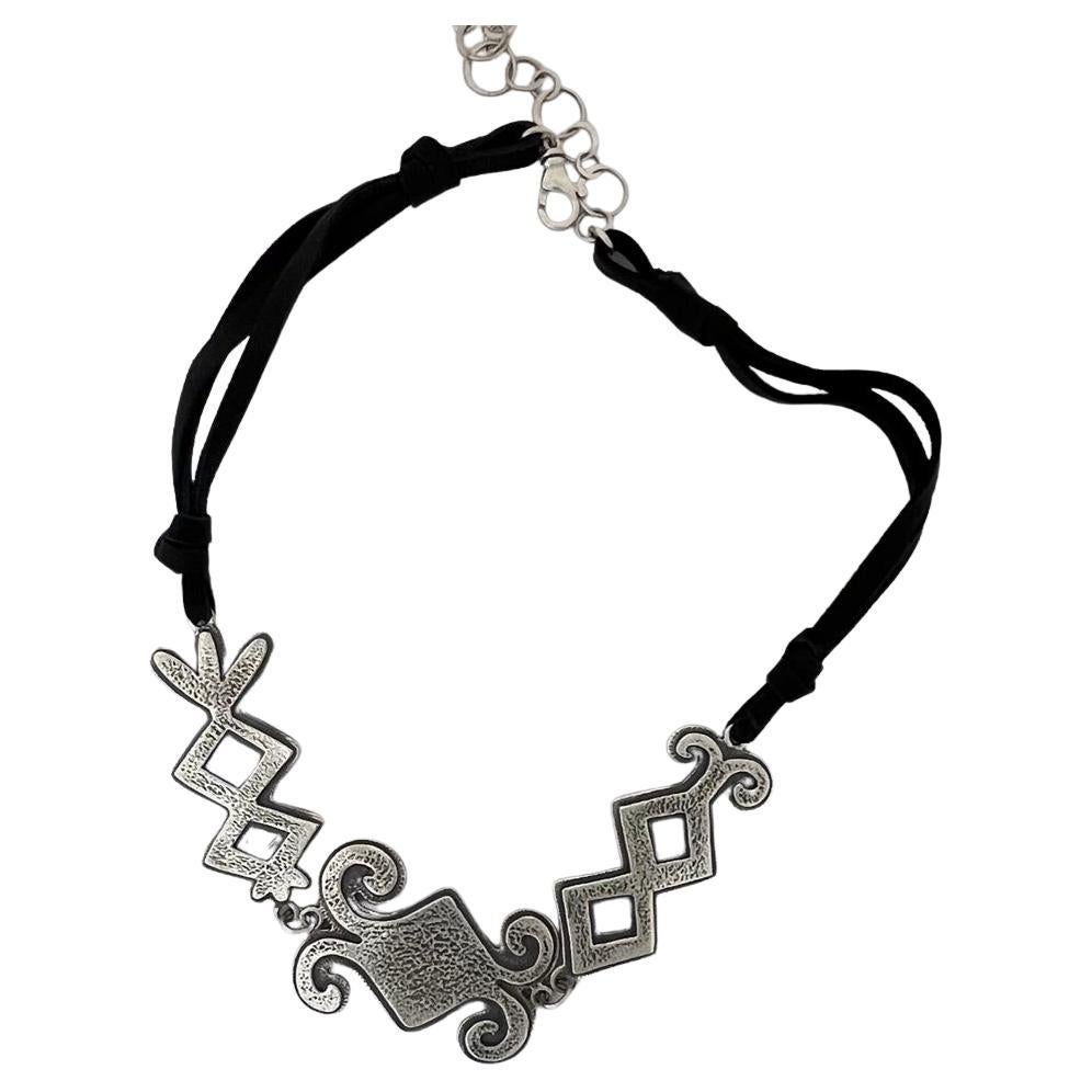 Collier géométrique Navajo de Melanie Yazzie, argent sterling coulé, cordon en cuir