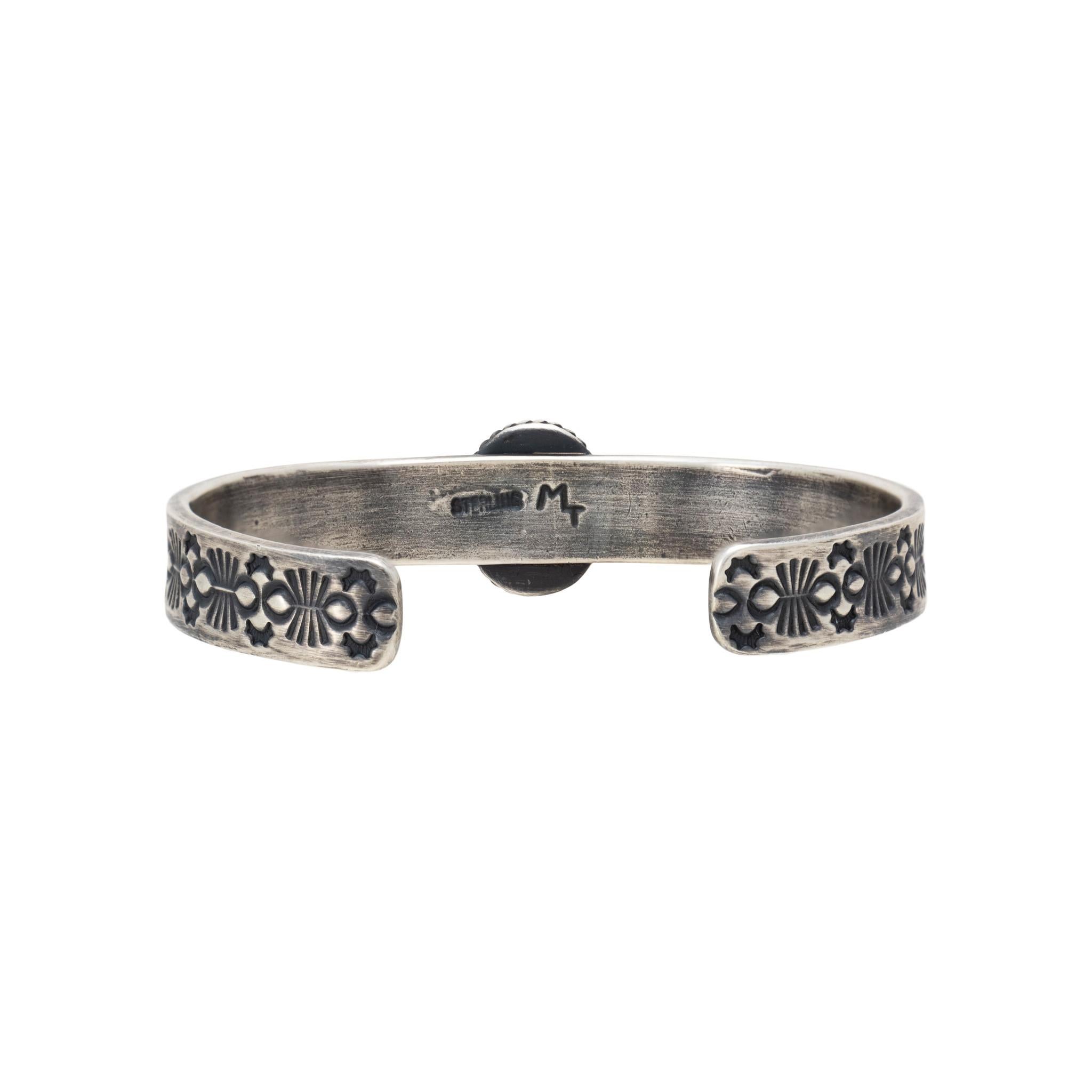 Bracciale in turchese Golden Hill e argento massiccio dei nativi americani Navajo. Questo bracciale presenta una pietra blu cielo con vari gradi di profondità e una sottile matrice marrone. La pietra è circondata da un bordo di corda intrecciata e