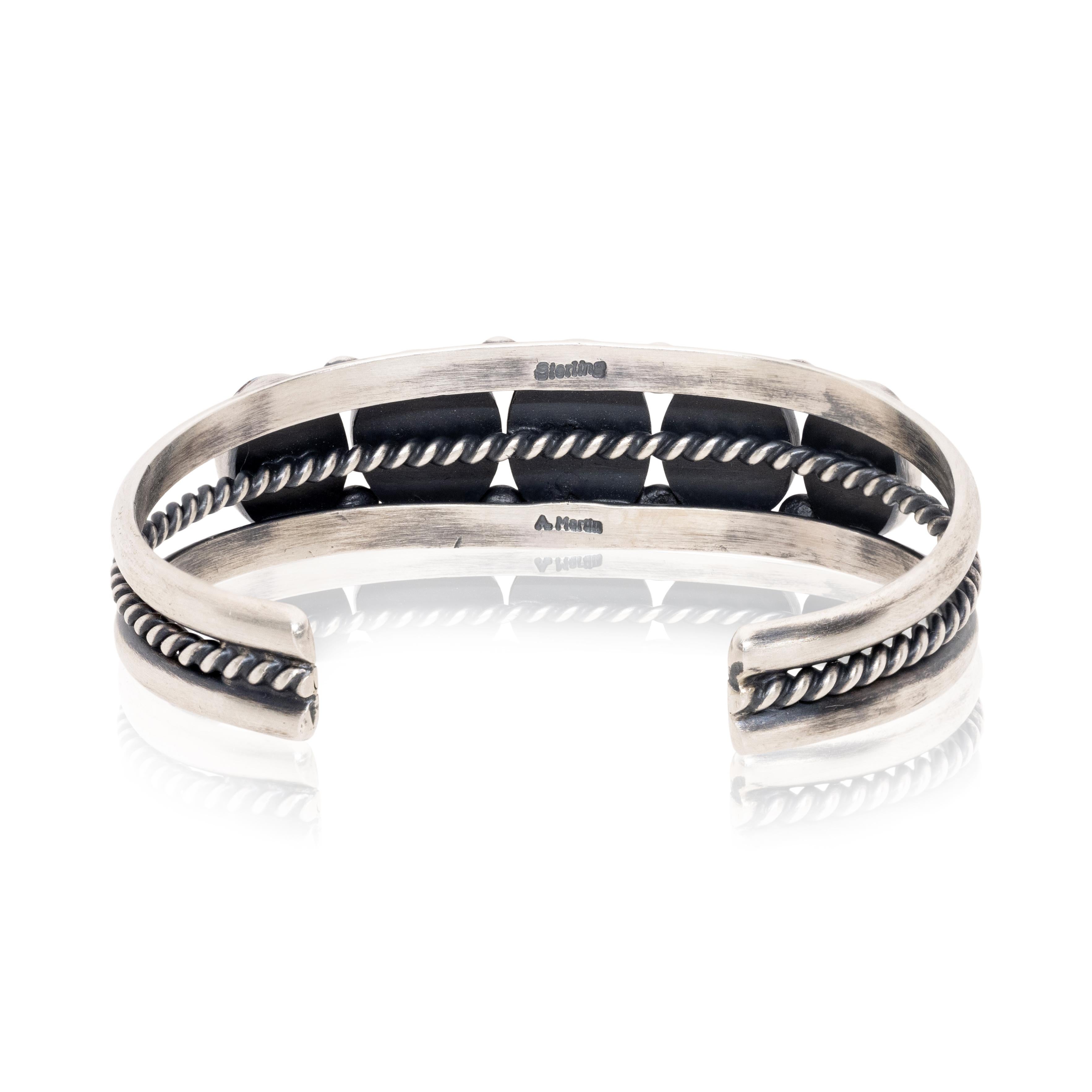 Pulsera Navajo de turquesa Golden Hill y plata de ley, obra de la orfebre navajo Angela Martin. Cinco piedras naturales, no tratadas, de grado A, de color azul intenso con distintos grados de profundidad, rodeadas de un borde de cuerda retorcida