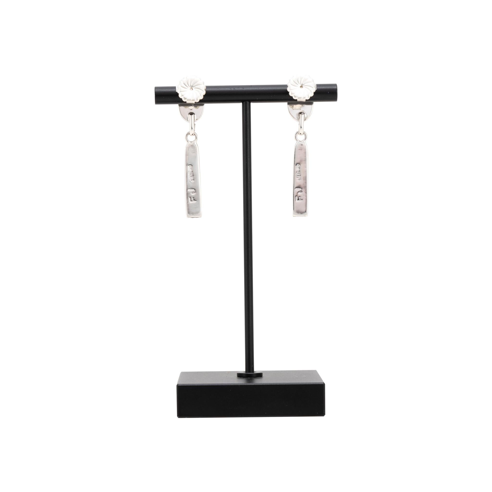 Orecchini pendenti in turchese Navajo golden hill e argento sterling. Single Stone in turchese con castone liscio nella parte superiore e anello penzolante in argento sterling nella parte inferiore.  Le pietre sono di un bellissimo colore blu chiaro