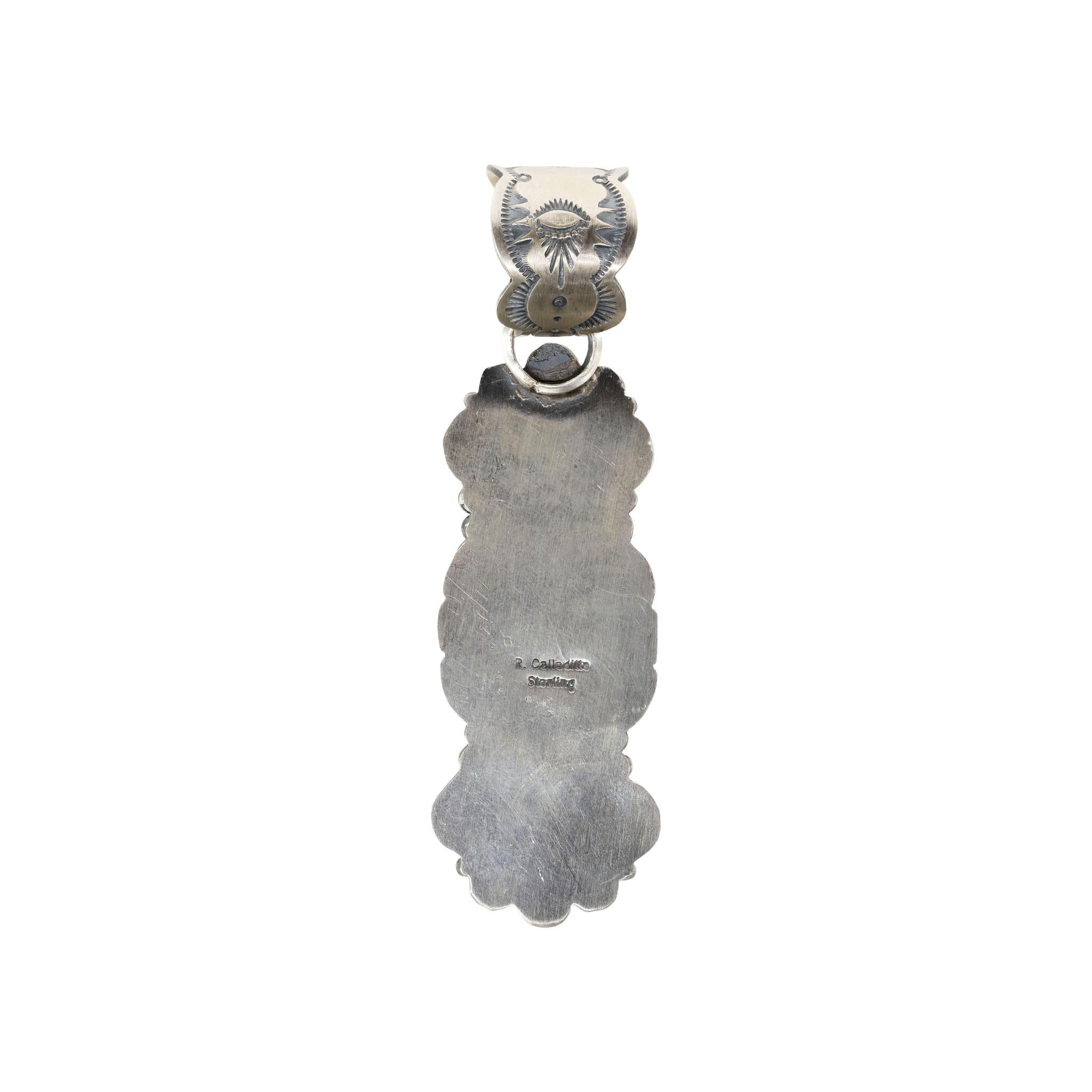 Pendentif en argent sterling et turquoise Navajo Golden Hill. Trois pierres de qualité A surmontent une bordure de corde torsadée entourée de palmettes estampillées à la main. Estampillé Sterling avec le nom du fabricant R. Calladitto au