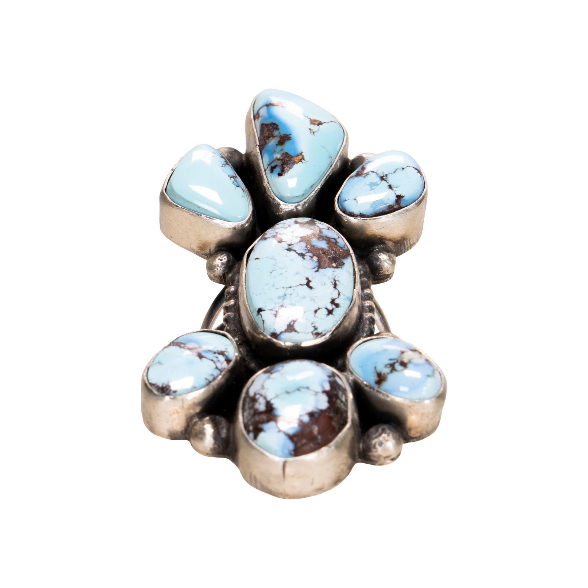 Massiccio anello a grappolo in argento sterling Navajo, unico nel suo genere, personalizzato e altamente collezionabile con turchese Golden Hill. Presenta uno splendido design a grappolo tradizionale Navajo con cabochon di turchese naturale di alta