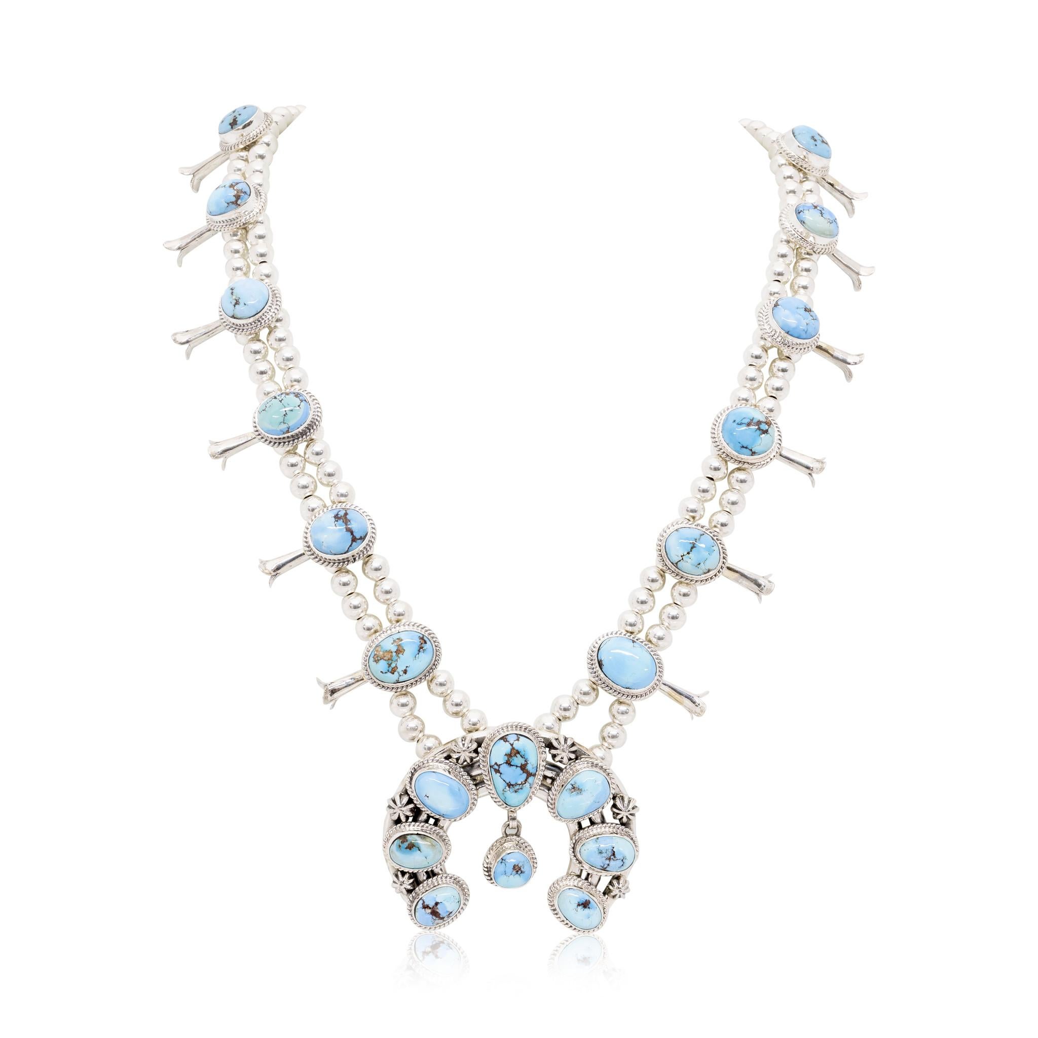 Fiori di zucca, orecchini, bracciali e anelli in argento sterling fatti a mano dai maestri argentieri Navajo. Turchese Golden Hill naturale di grado A, non trattato, incastonato in un classico design in argento sterling. L'innegabile bellezza di