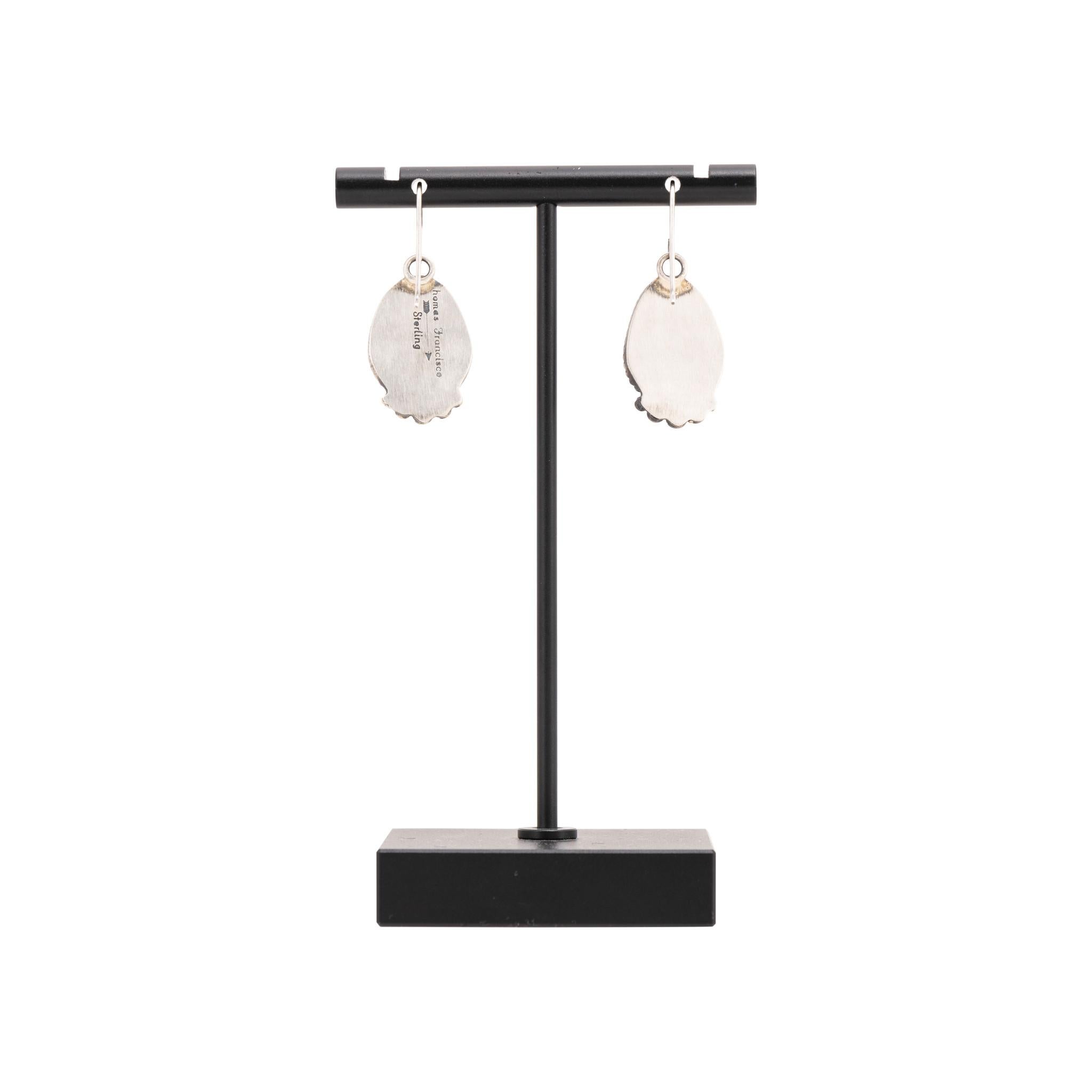 Orecchini e fiori di zucca in argento sterling fatti a mano dai nativi americani Navajo con turchese naturale non trattato di I. Hill dell'argentiere Navajo Thomas Francisco. Pietre di qualità A incastonate in argento sterling con bordo in corda