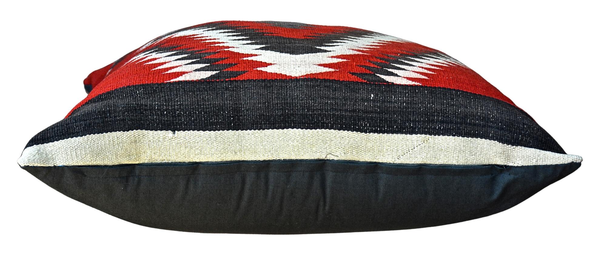 Tolles Navajo-Bodenkissen, handgefertigt aus einem alten Navajo-Ganado-Teppich aus den 1940er Jahren mit tiefrotem Hintergrund, schwarzen und weißen gezackten Rauten und Zickzack-Mustern.

In sehr gutem Originalzustand unrestauriert mit einigen sehr