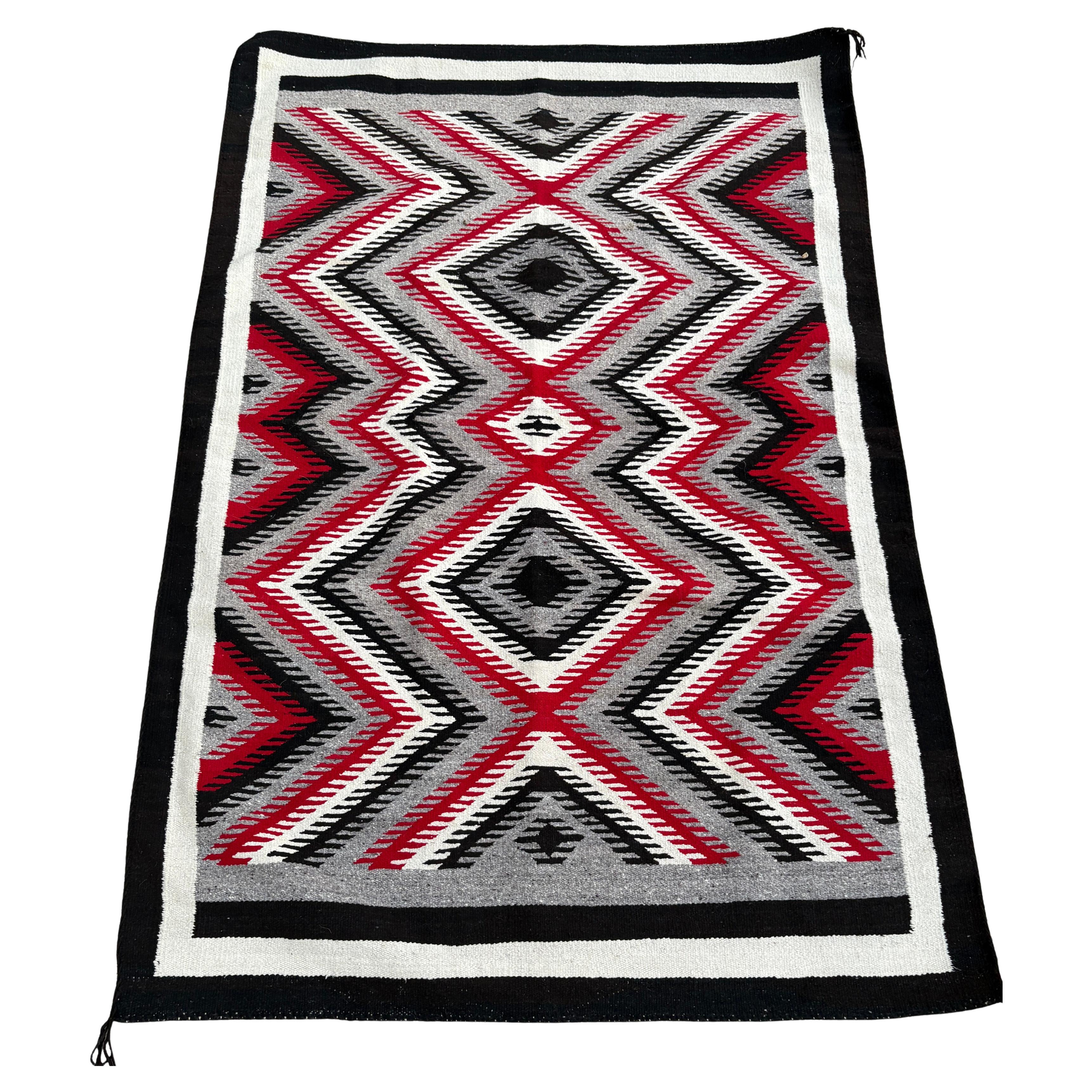 Esta asombrosa alfombra Navajo Eye Dazzler está en perfecto estado, es una alfombra fantástica, probablemente una Ganada.