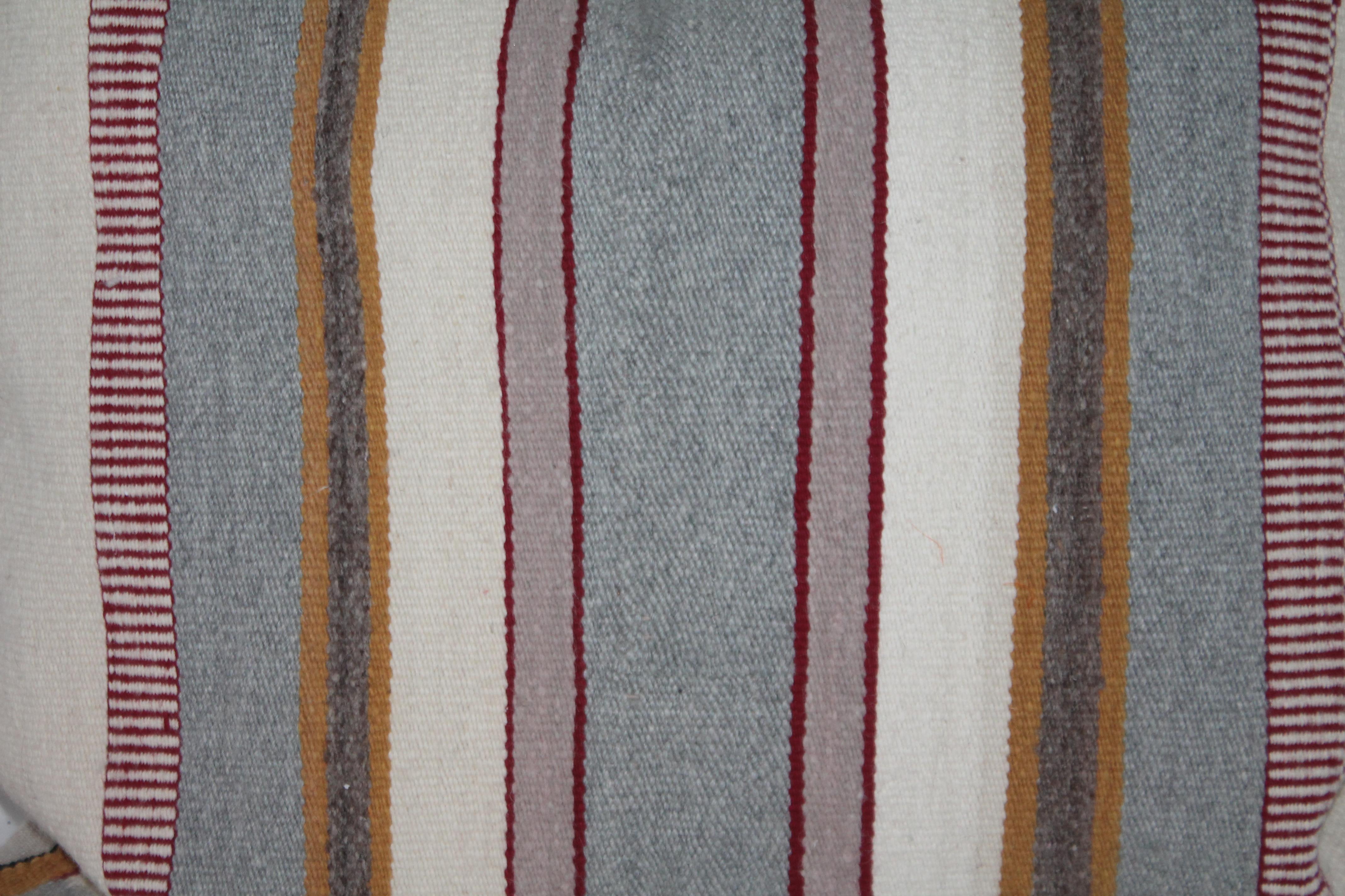Ce coussin monumental en forme de couverture de selle Navajo tissée à la main est en bon état et possède les attaches d'origine. Le support est un lin de coton taupe. L'insert est en duvet et en plumes.