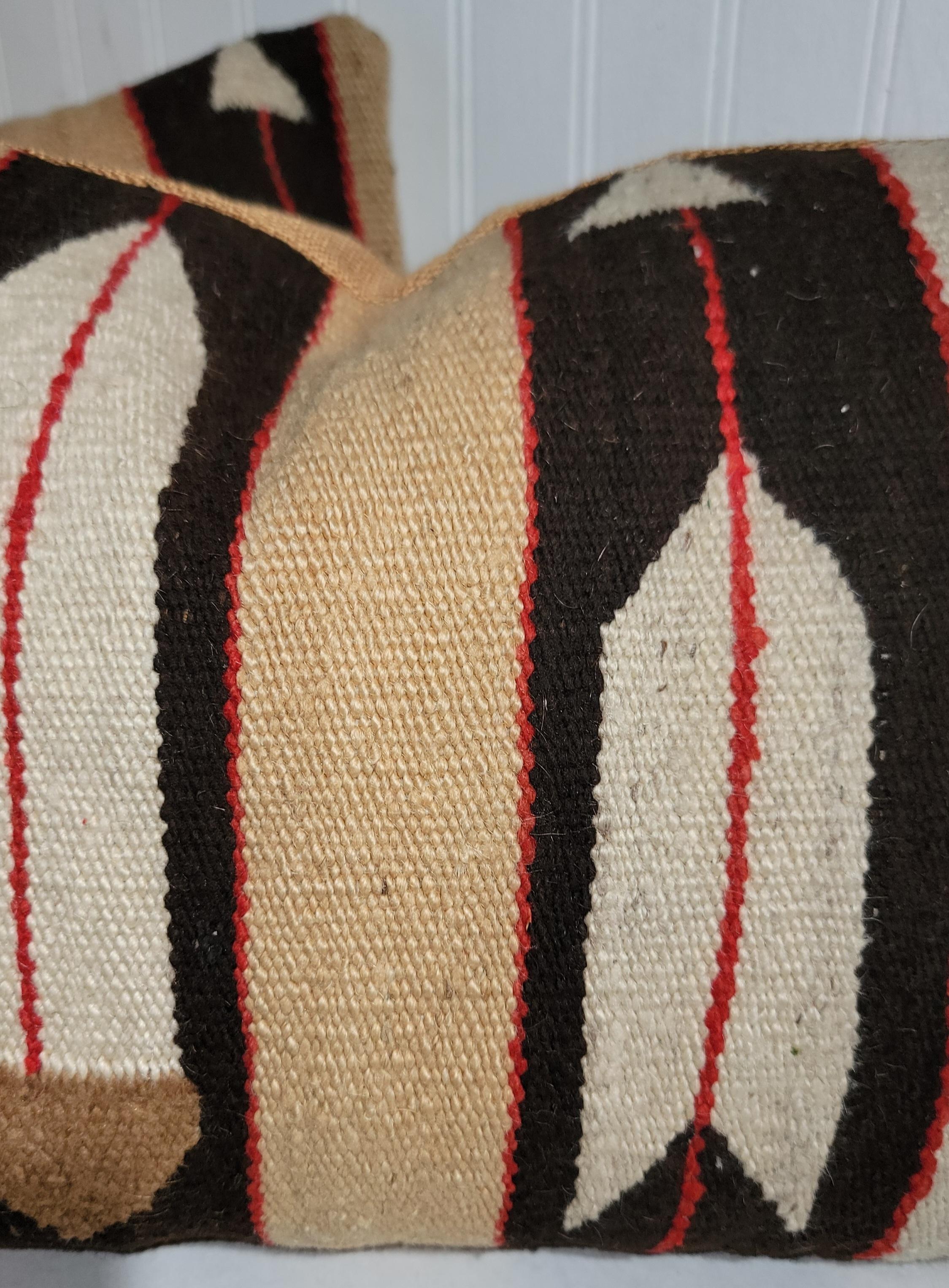 Navajo  Cuscini bolsters a tessitura indiana con supporto in cotone e lino. Gli inserti sono imbottiti di piuma e piumette.