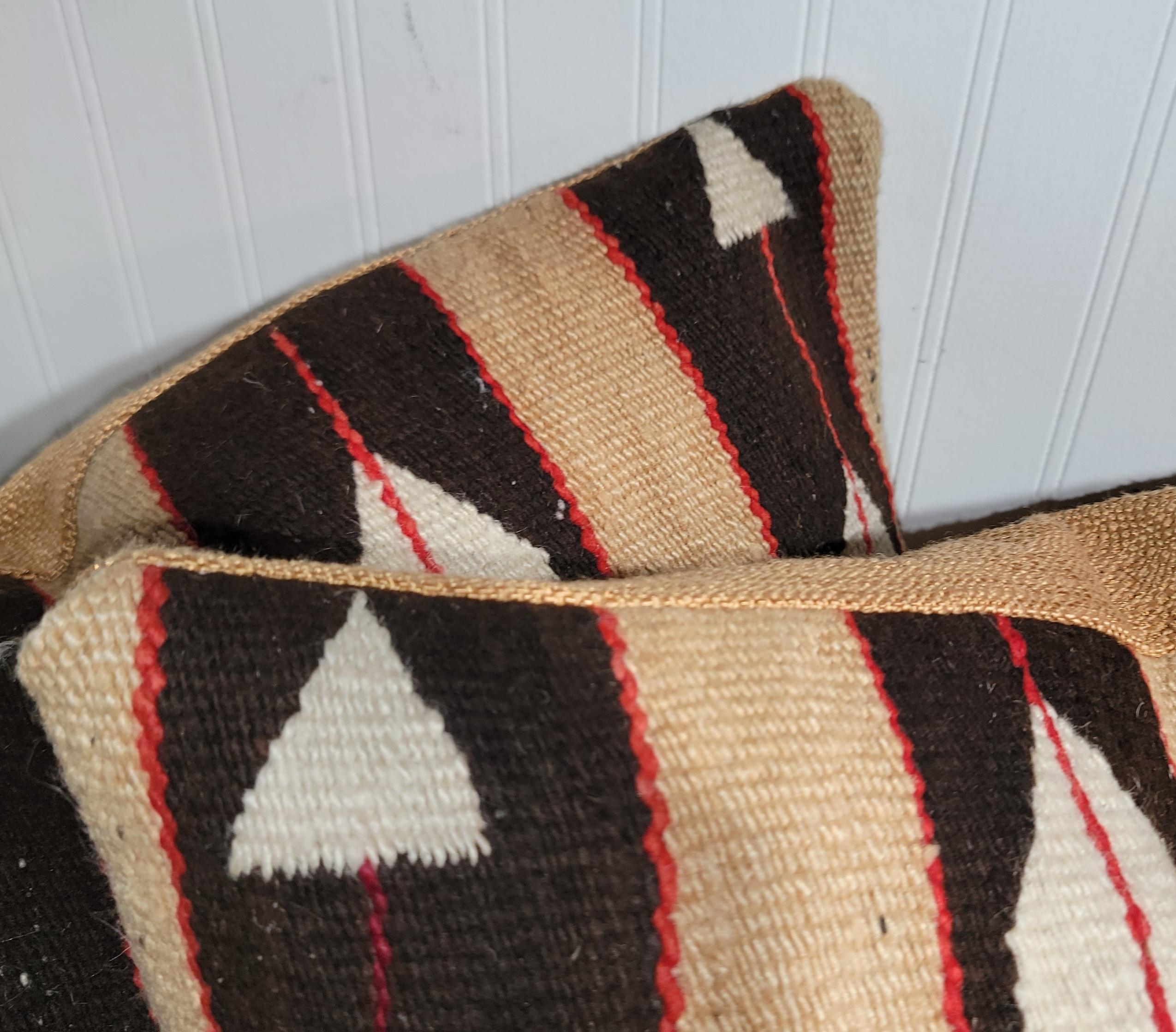 Tessuto a mano Cuscini a forma di freccia con tessitura indiana Navajo - coppia in vendita