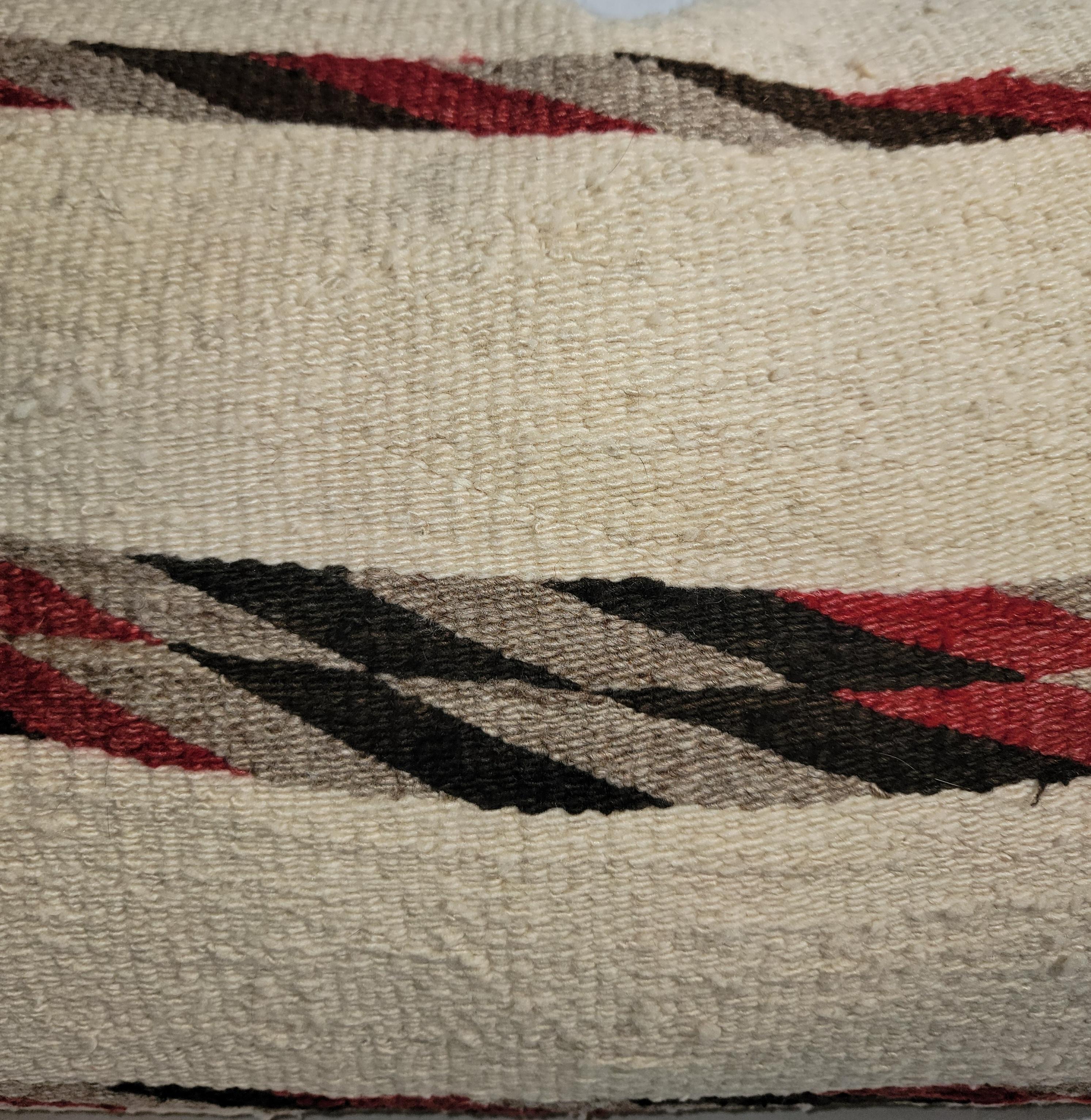 Cuscino bolster in tessuto indiano Navajo con motivo a palo ritorto. Il supporto è in lino di cotone e l'inserto è in piuma e piumino.