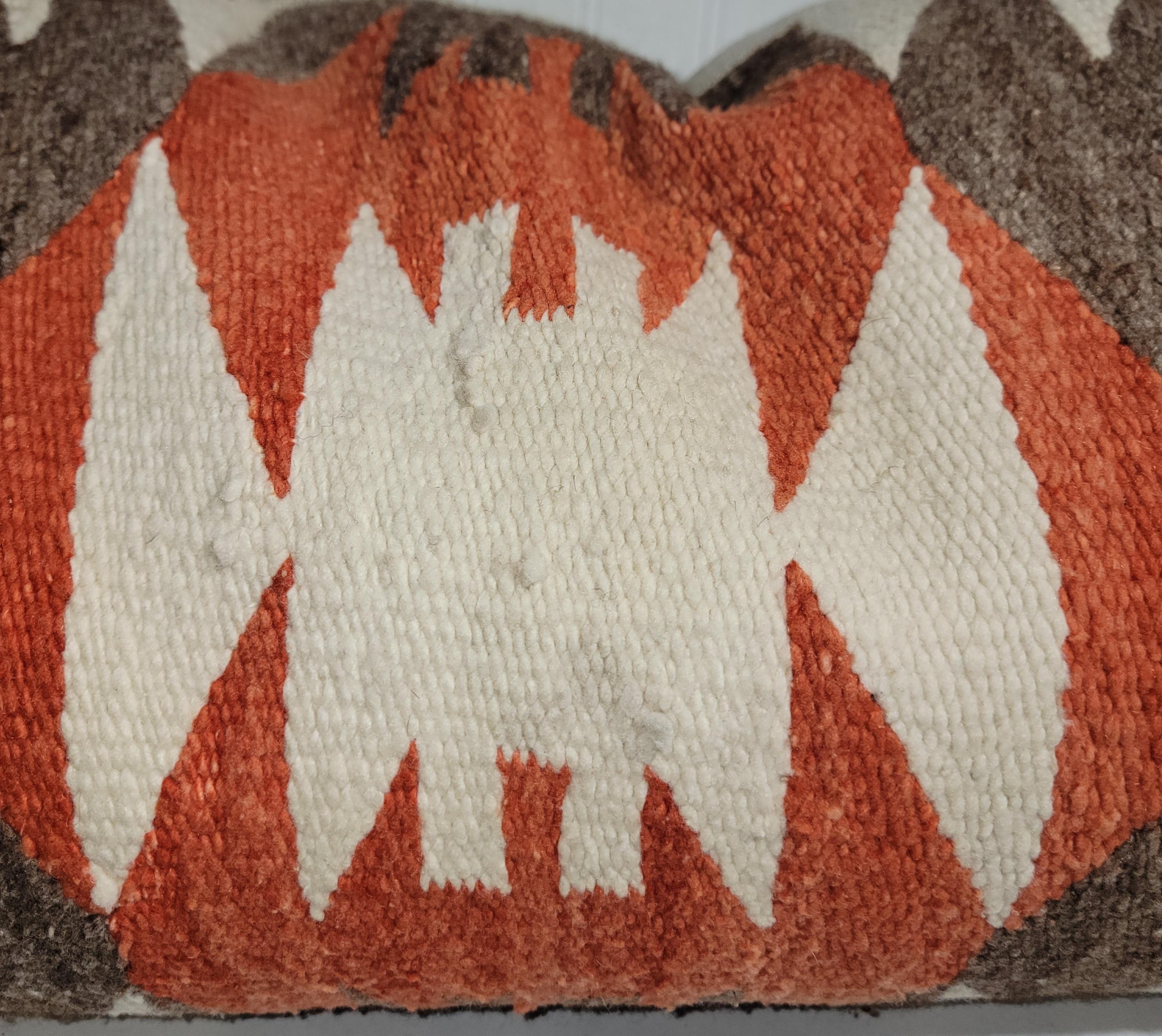 Oreiller de traversin en tissage indien Navajo avec un support en coton et lin. L'insert est en duvet et plumes.  Couverture de selle Navajo non coupée et originale.