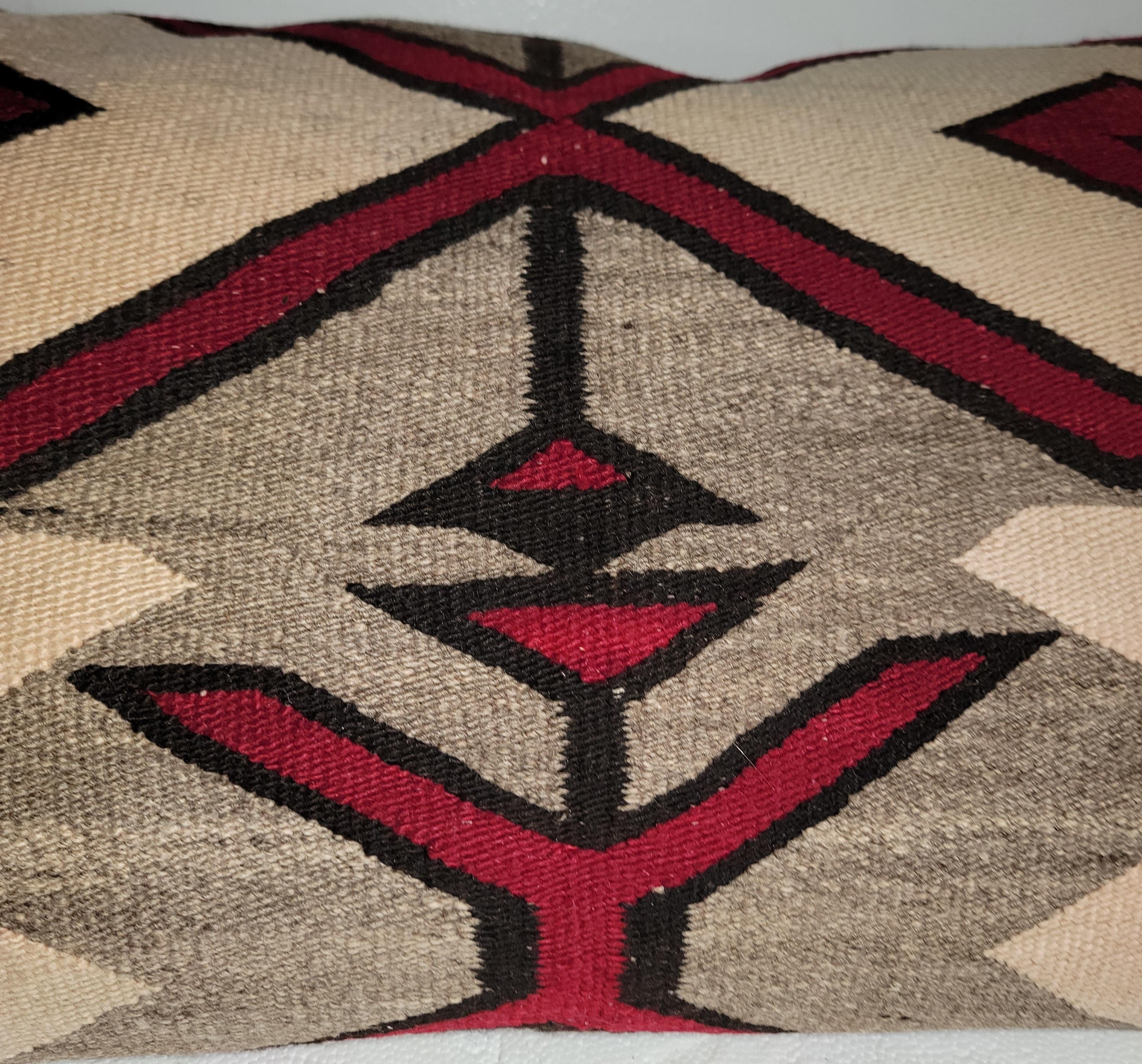 Almohada o almohadón de tejido indio navajo antiguo en buen estado.  es de lino suave de color rojo.