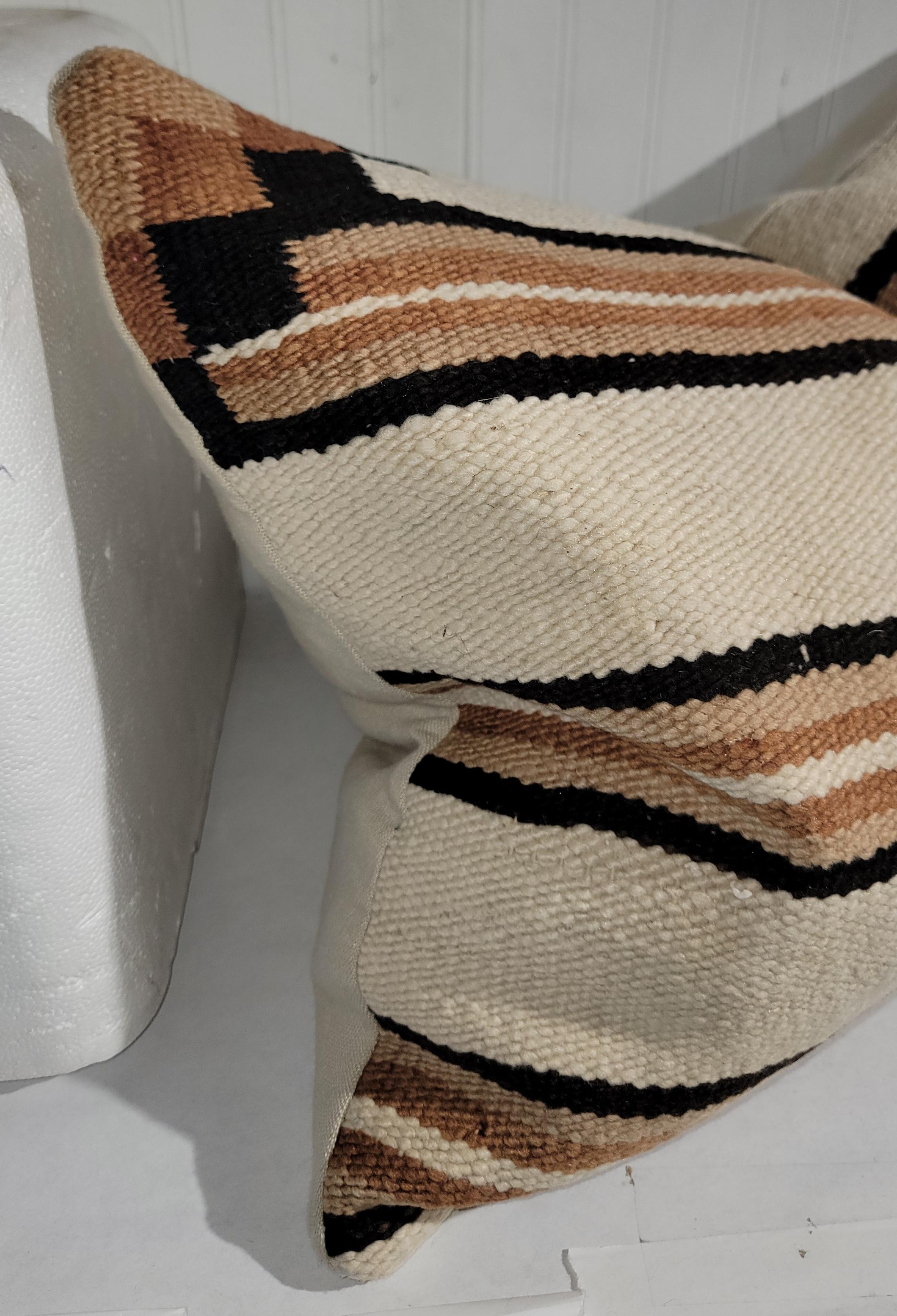 Cuscino bolster con tessitura indiana Navajo e supporto in lino. L'inserto è in piuma e piumino.  Tessitura indiana - tessitura di coperte.