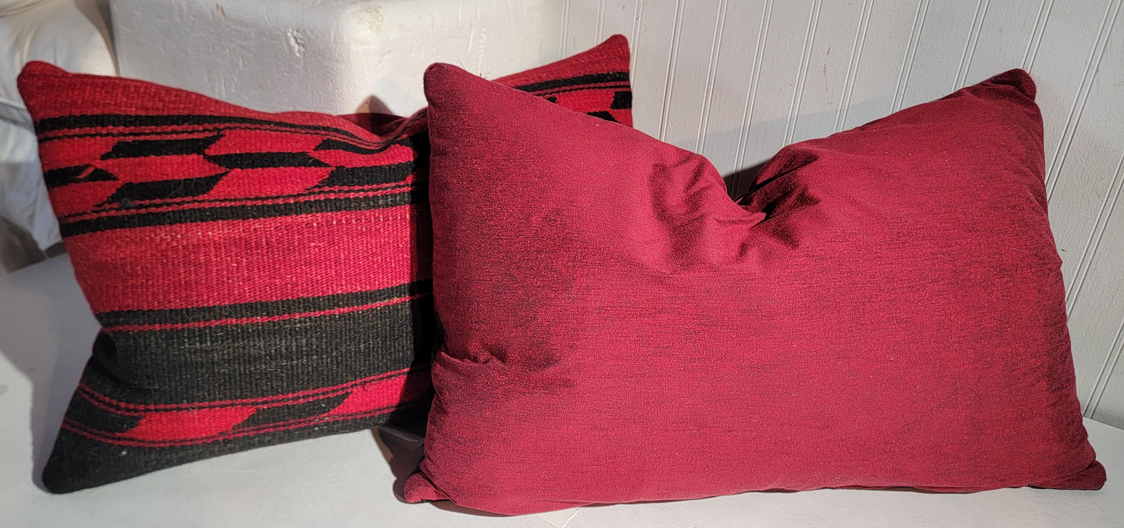 Paire de coussins tissés par les Indiens Navajo, avec support en lin rouge. Les inserts sont en duvet et plumes. Vendu par paire.