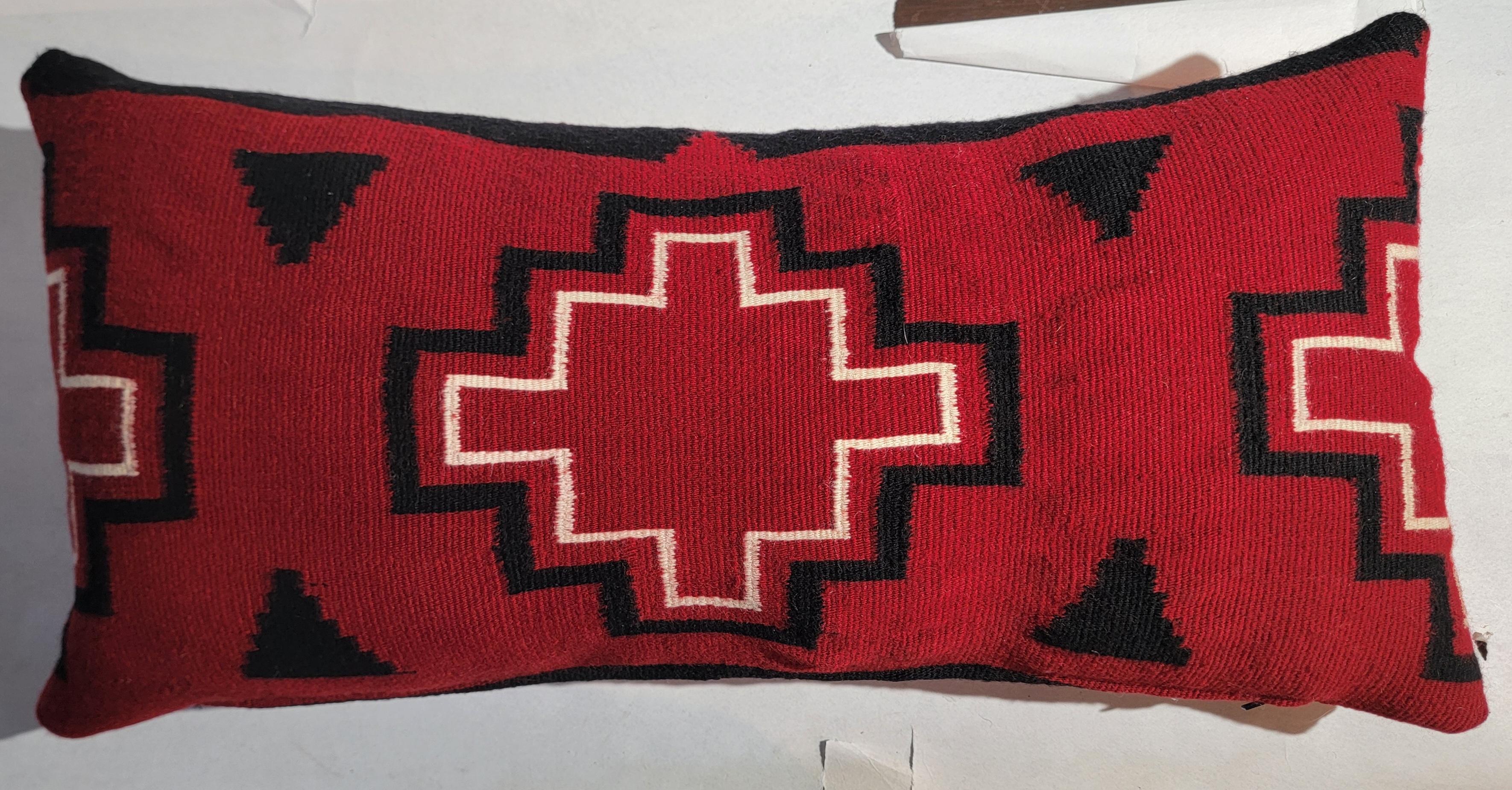 Indien Navajo  Oreiller de traversin tressé avec envers en lin rouge, garni de duvet et de plumes.