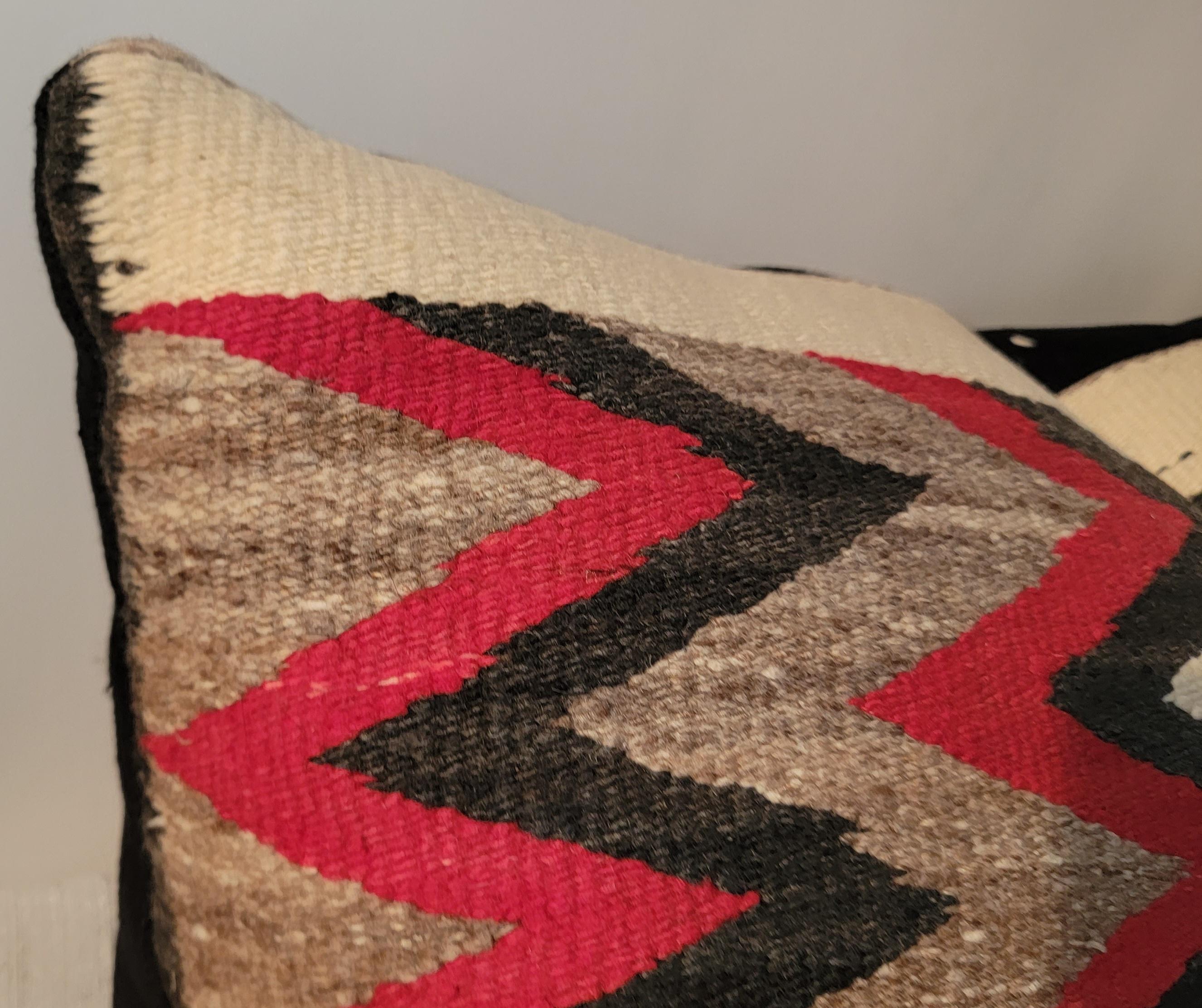 Amazing Navajo Indian Weaving Pillow. Insert en plumes et duvet.