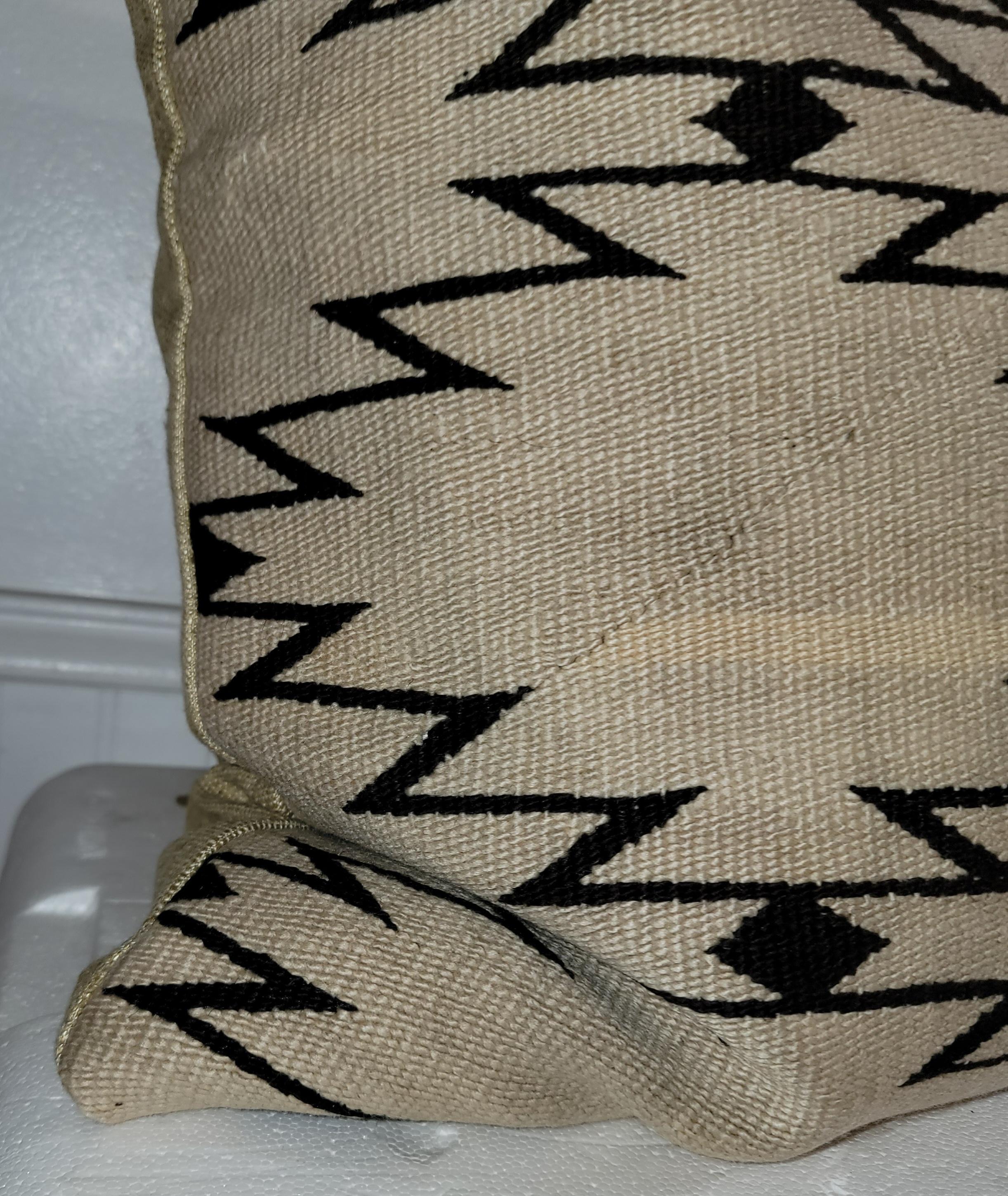 Cette étonnante paire de grands zig zag Navajo  Coussins indiens tissés en forme de couverture de selle, en très bon état. Les dossiers sont en lin fin et les inserts en duvet et plumes. Vendu par paire.