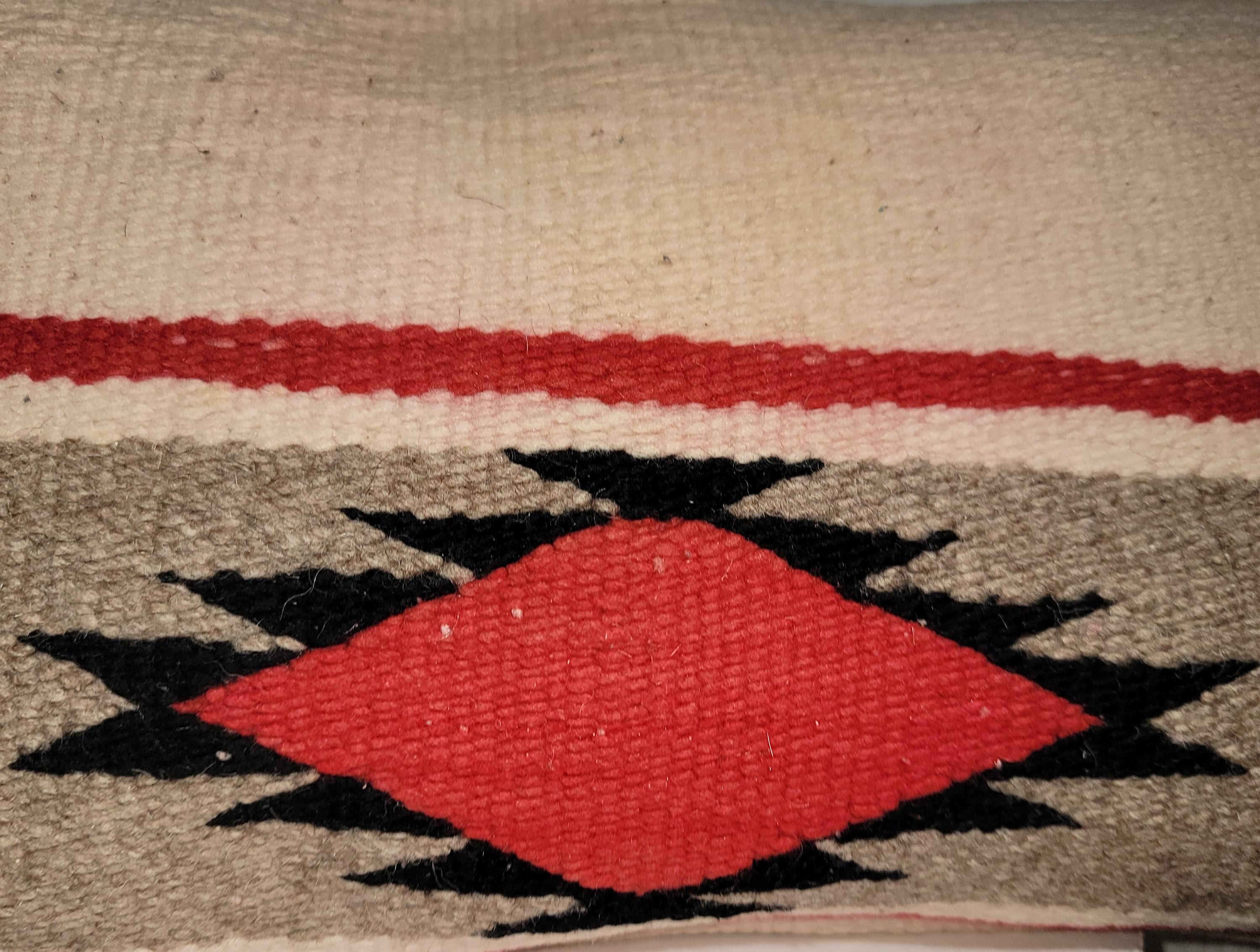 Cuscini bolsters in tessuto indiano Navajo con inserti in piuma e piumette, con retro in lino rosso. Venduto in coppia.