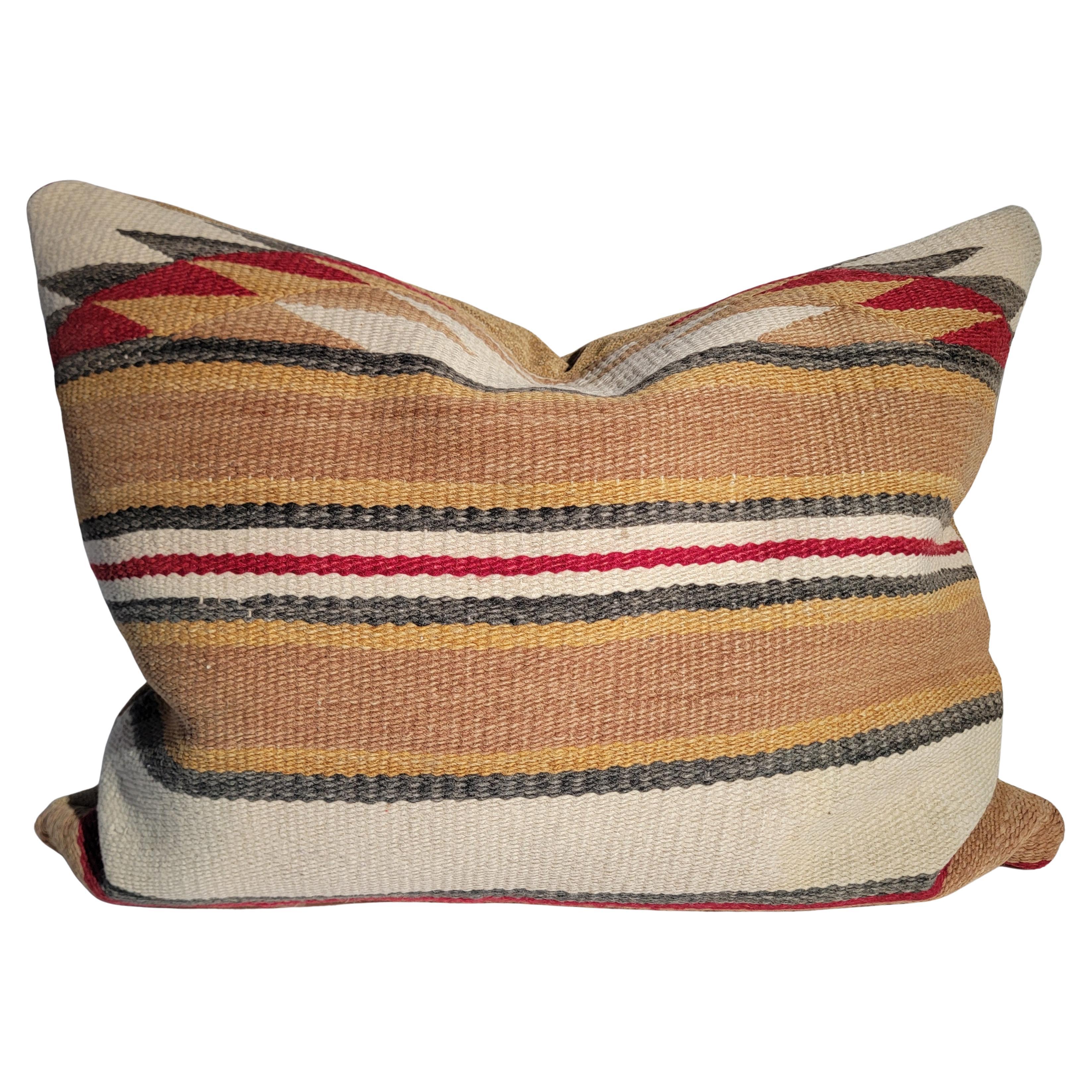 Cuscini bolsters con tessitura indiana del Navajo del 20° secolo, con retro in mohair. Questi cuscini semplici e geometrici sono in ottime condizioni. Venduto in coppia.
