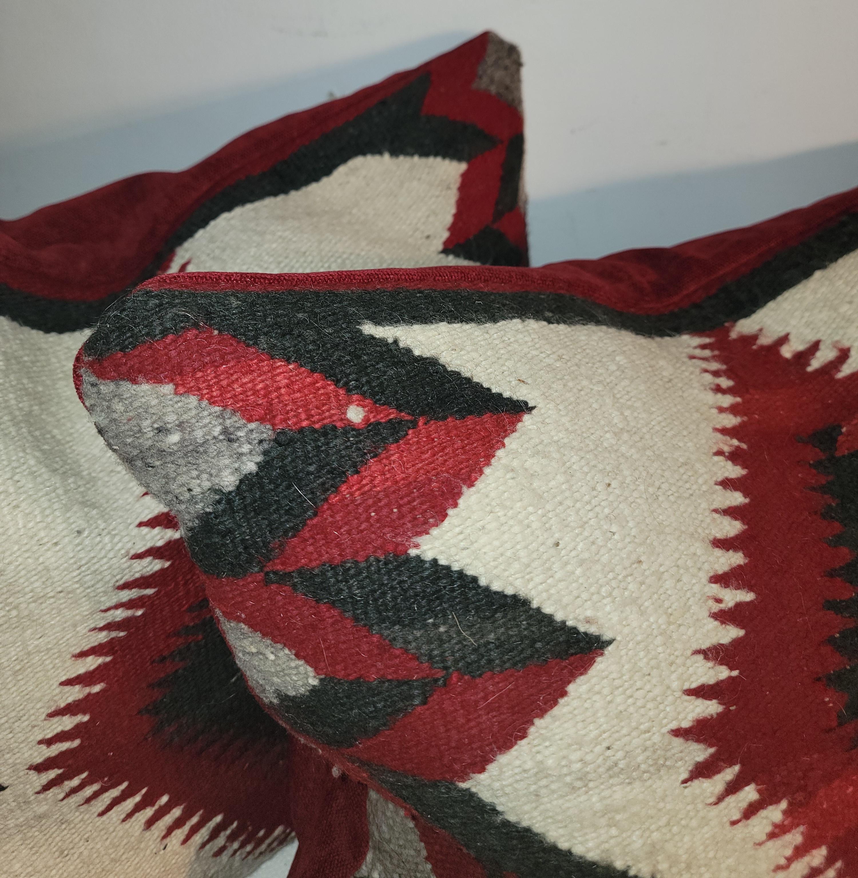 Cuscini bolsters di grandi dimensioni realizzati dagli indiani Navajo con supporto in lino rosso.
Imbottitura in piuma e piumino. Venduto in coppia.