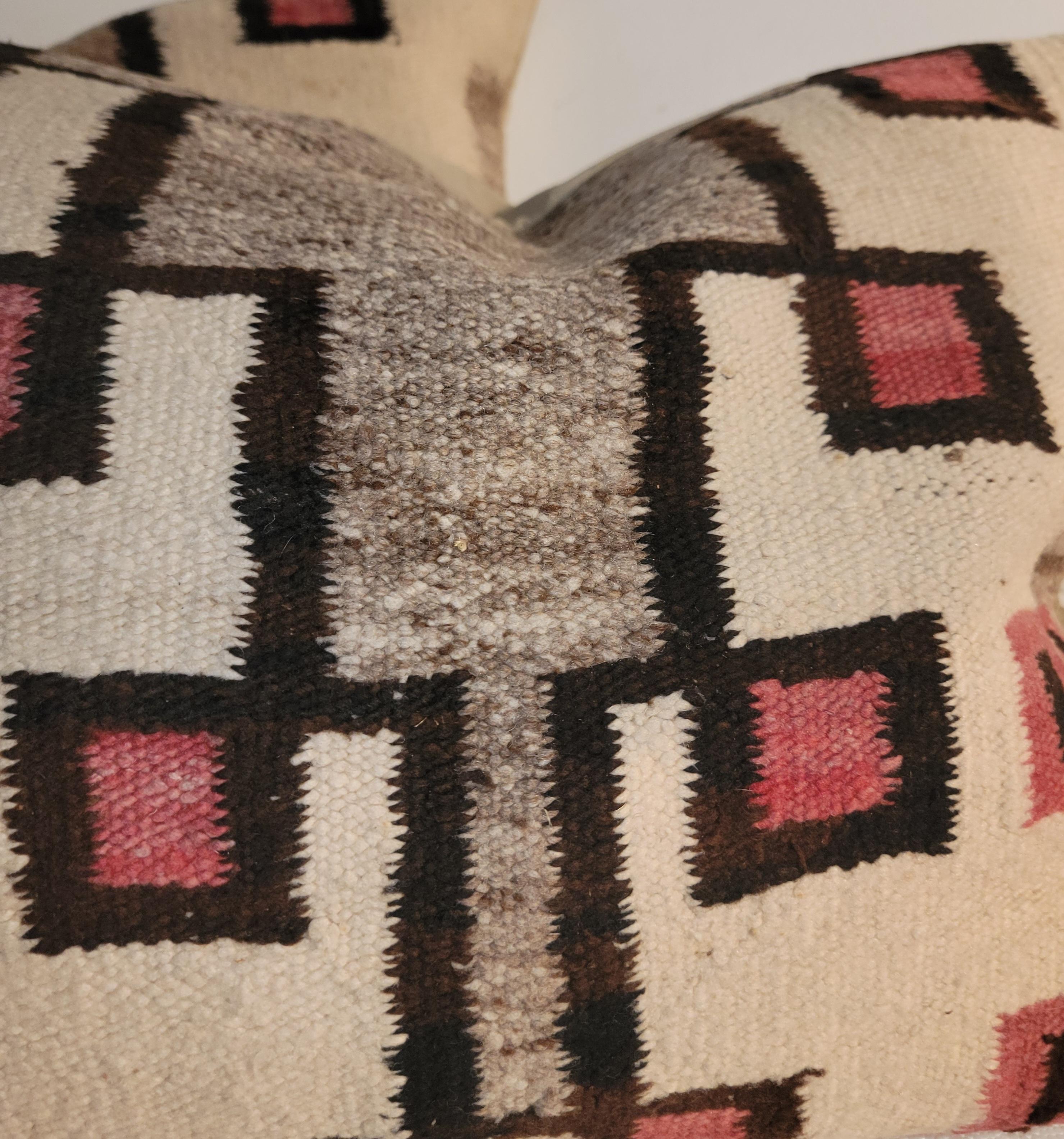 Coussins de traversin tissés à la main par les Indiens Navajo. Le support est en cuir suédé fin et le rembourrage en duvet et en plumes.