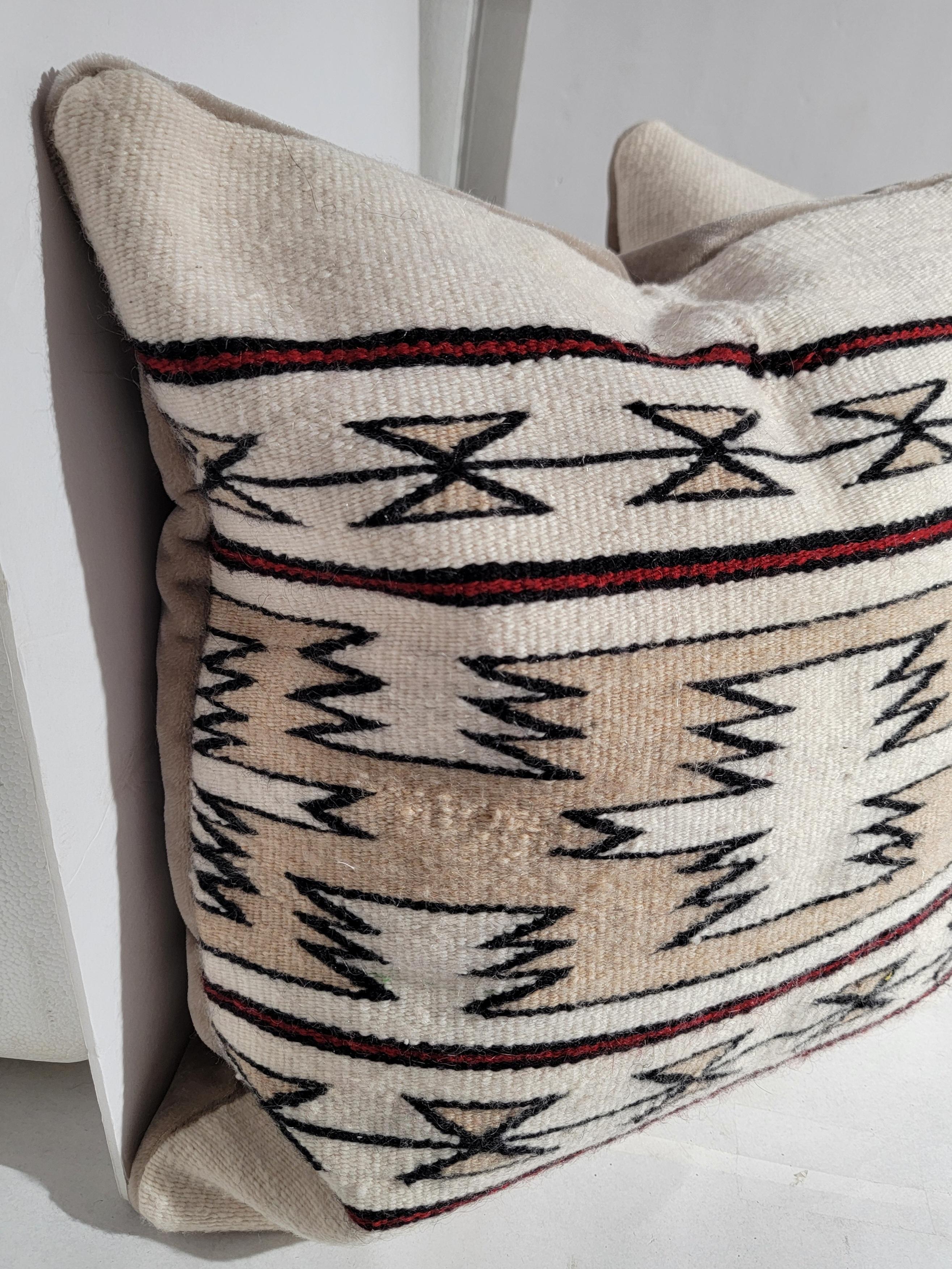 Stile Adirondack Cuscini da terra in crema di tessitura indiana Navajo - Coppia in vendita