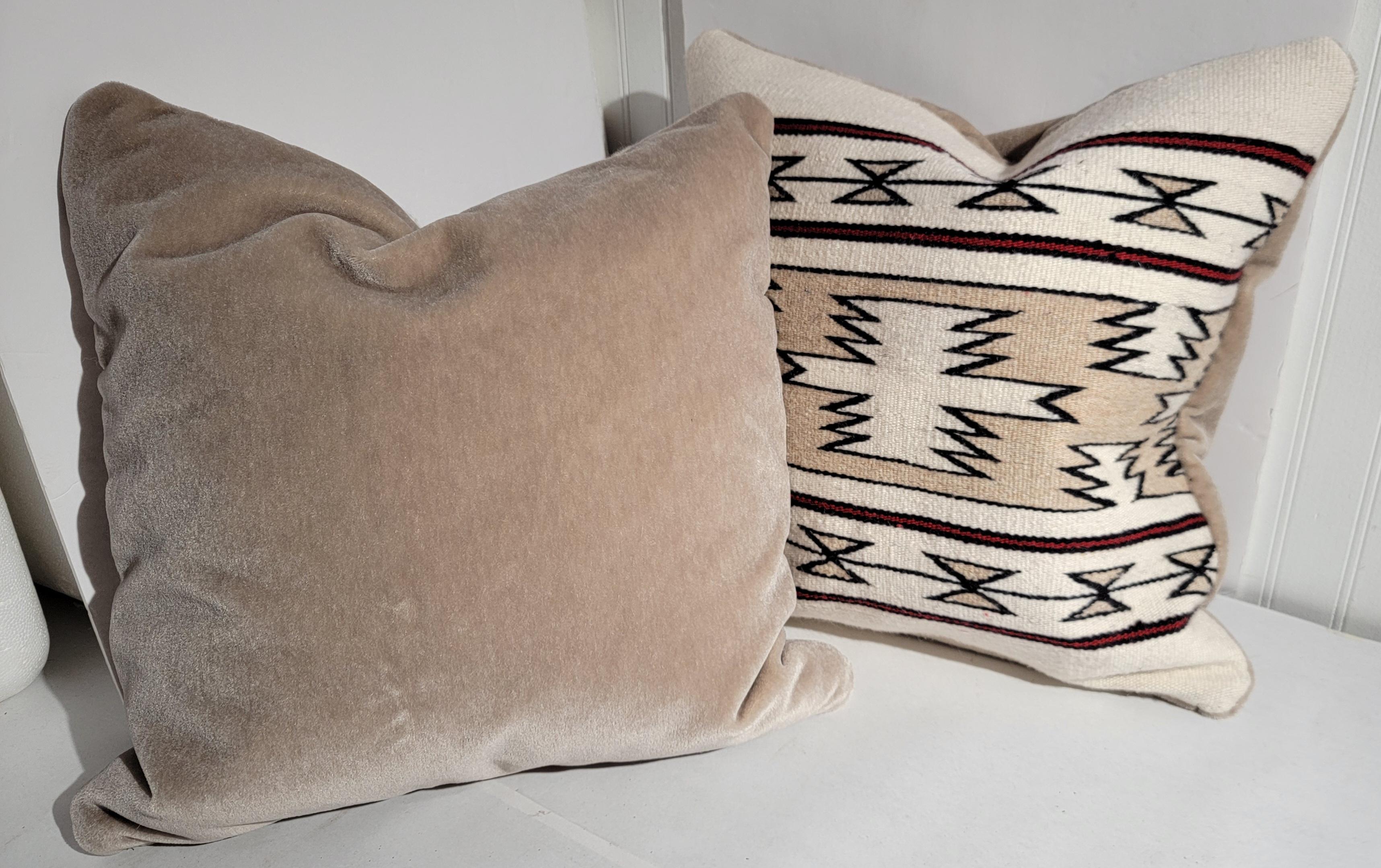Tessuto a mano Cuscini da terra in crema di tessitura indiana Navajo - Coppia in vendita
