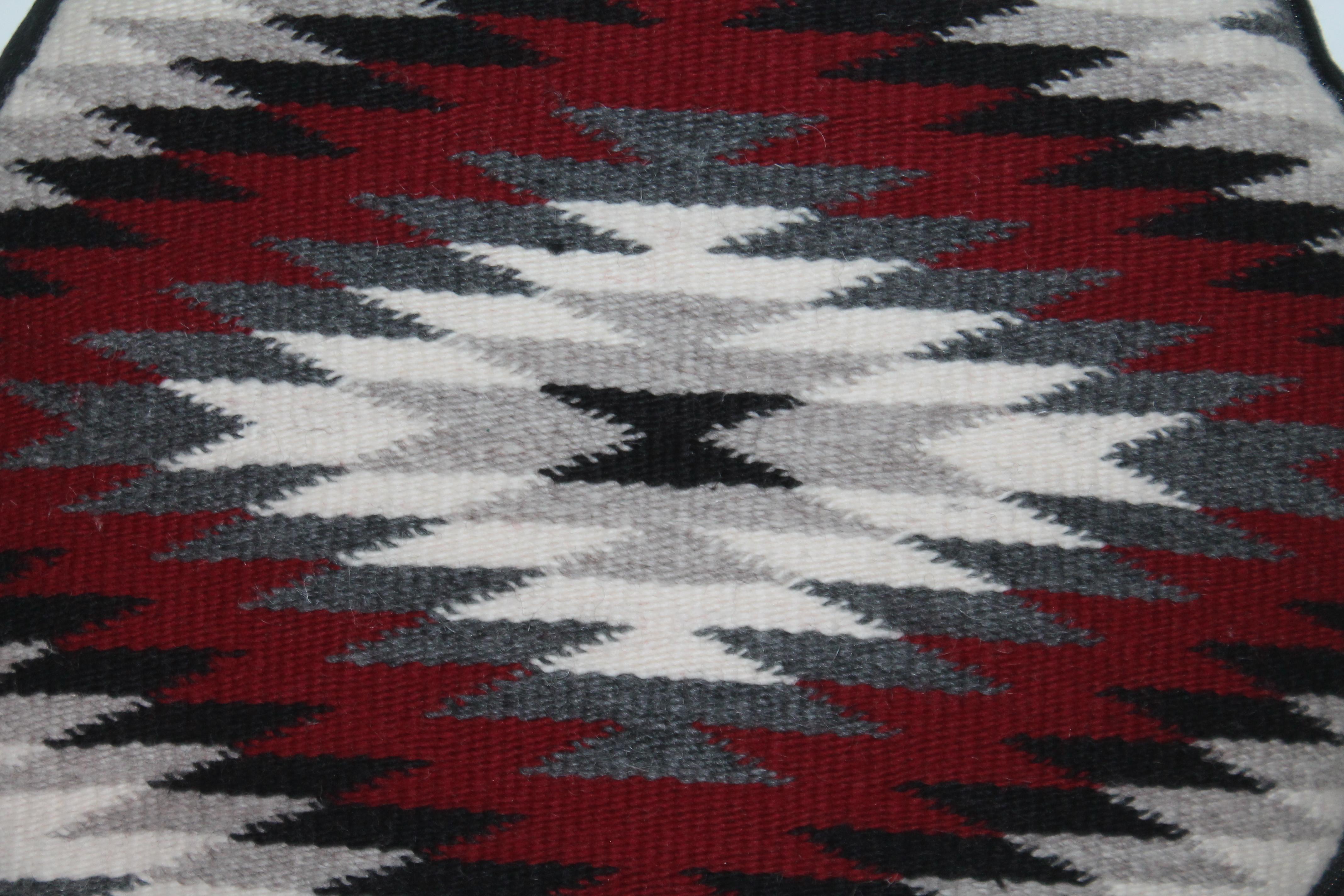 Coussin en tissage indien Navajo avec support en lin noir. Ce coussin de siège a une épaisseur de deux pouces et est rempli de duvet et de plumes.